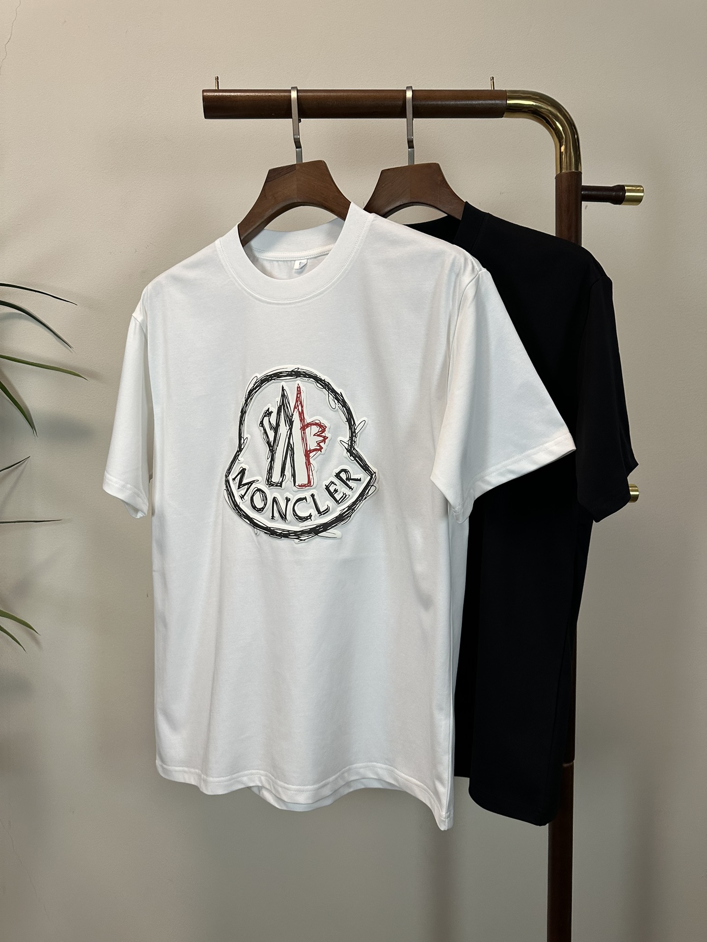 NO:457539,The new 2025 round neck short-sleeved T-shirt high-end version!  Customized fabrics for counters are breathable and comfortable, with impeccable details, and the brand element design concept reflects high quality. The feel is delicate and soft!  It is casually cut, with a great upper body style!  Code number M-3XL, Moncler, T-shirt,tees, t-shirt,alexander wang19860909蒙口 2025新款 圆领 短袖 T恤 高端版本！专柜定制面料 透气舒适度高,细节无可挑剔,品牌元素设计理念,体现高品质.手感细腻柔软！呈现休闲裁剪,上身版型超赞！ 码数M-3XL,,Moncler,T-shirt,tees，t-shirt,alexander wang,Men's clothing