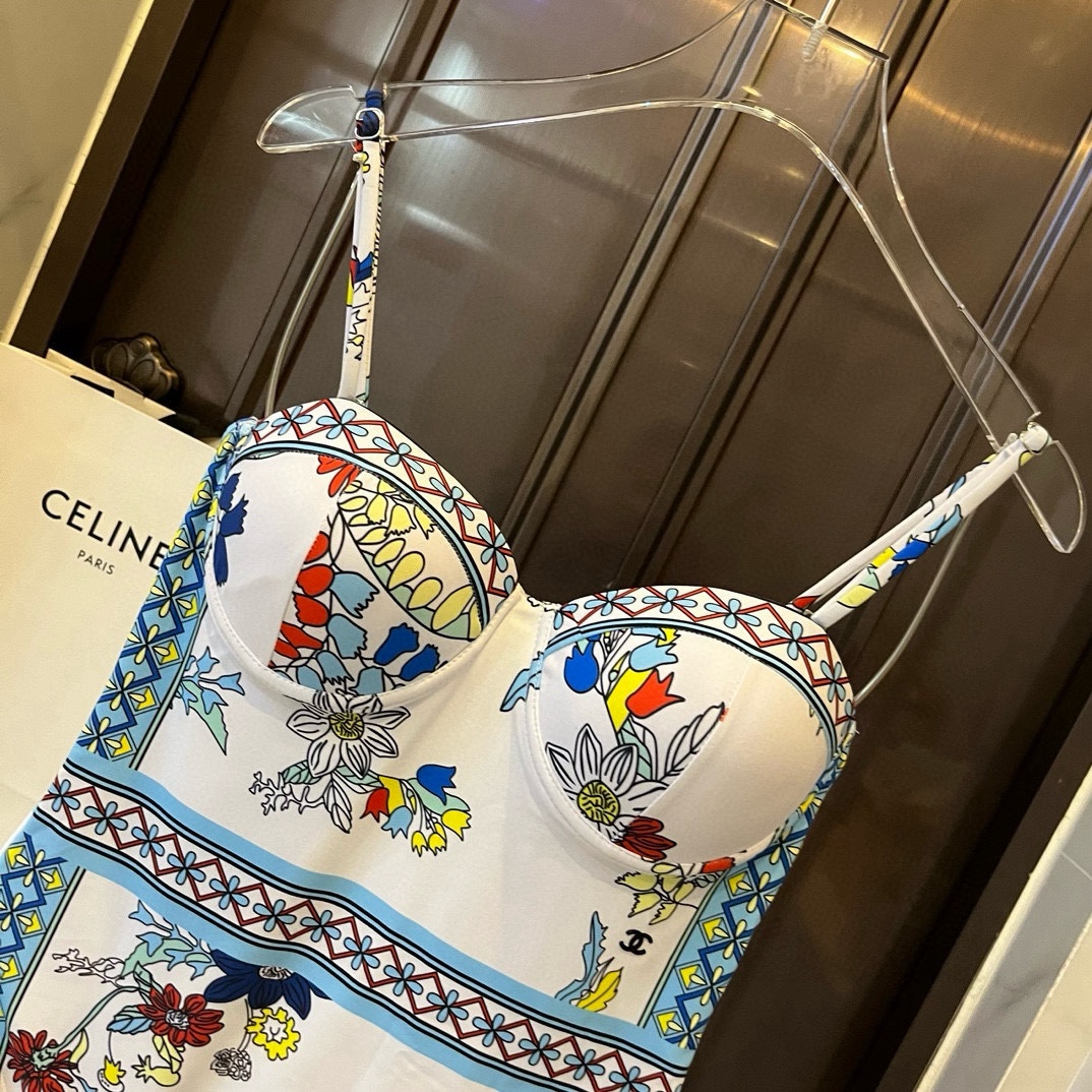 。
Chanel香奈儿新款带钢圈连体泳衣  😍🥰适合多种场景的游泳衣🏊‍♀️海边 游泳池 温泉 水上乐园