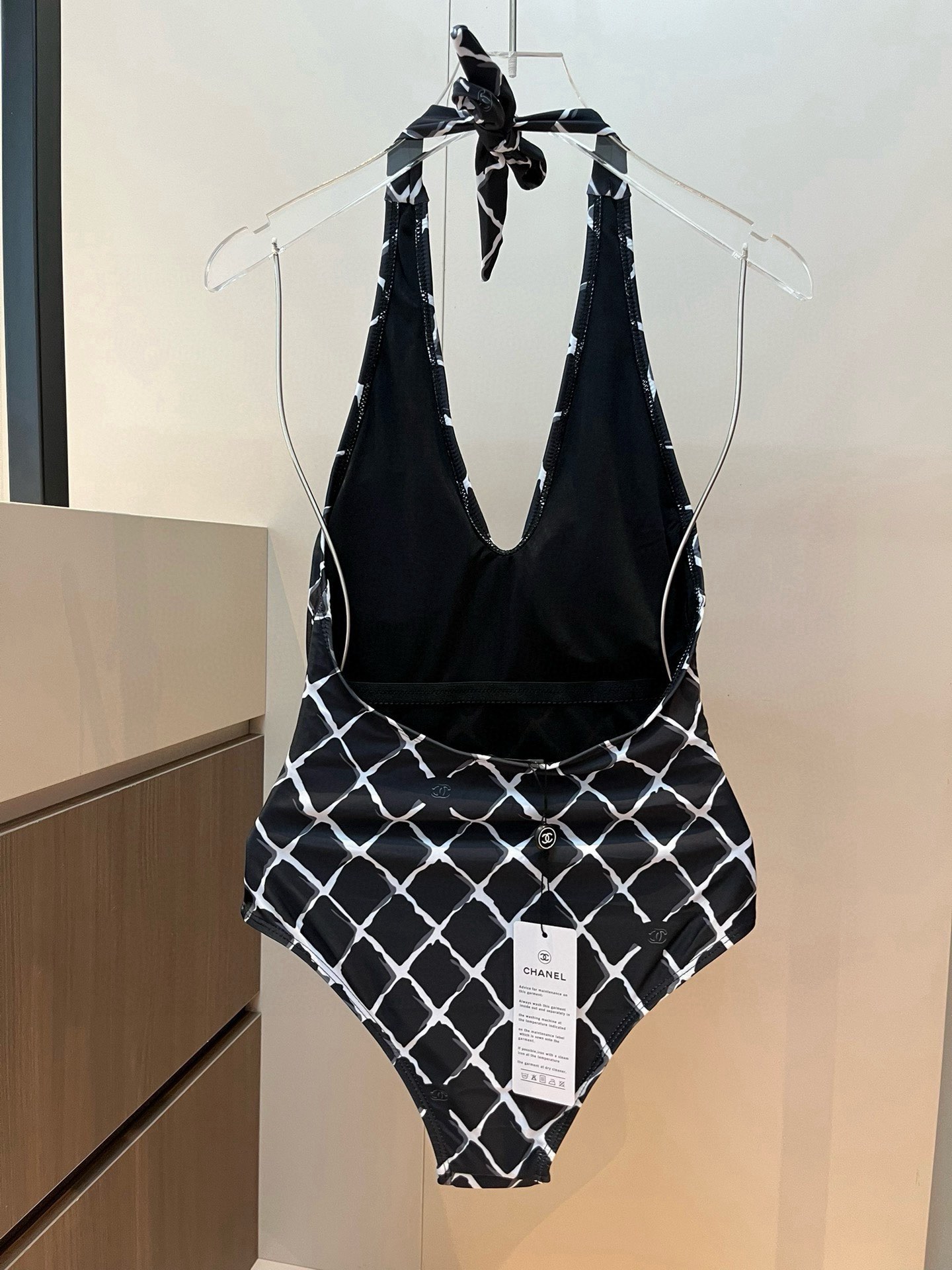 。
Chanel香奈儿新款连体泳衣  😍🥰适合多种场景的游泳衣🏊‍♀️海边 游泳池 温泉 水上乐园 漂流