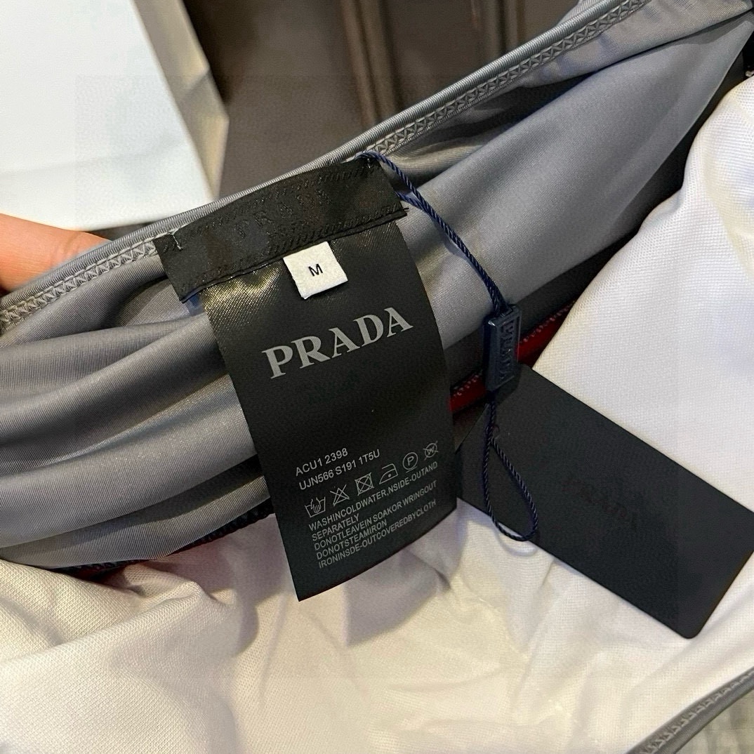 。
PRADA普拉达新款连体泳衣  😍🥰适合多种场景的游泳衣🏊‍♀️海边 游泳池 温泉 水上乐园 漂流都