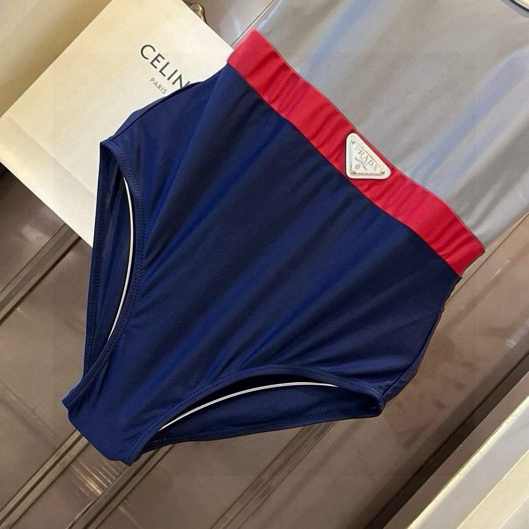 。
PRADA普拉达新款连体泳衣  😍🥰适合多种场景的游泳衣🏊‍♀️海边 游泳池 温泉 水上乐园 漂流都