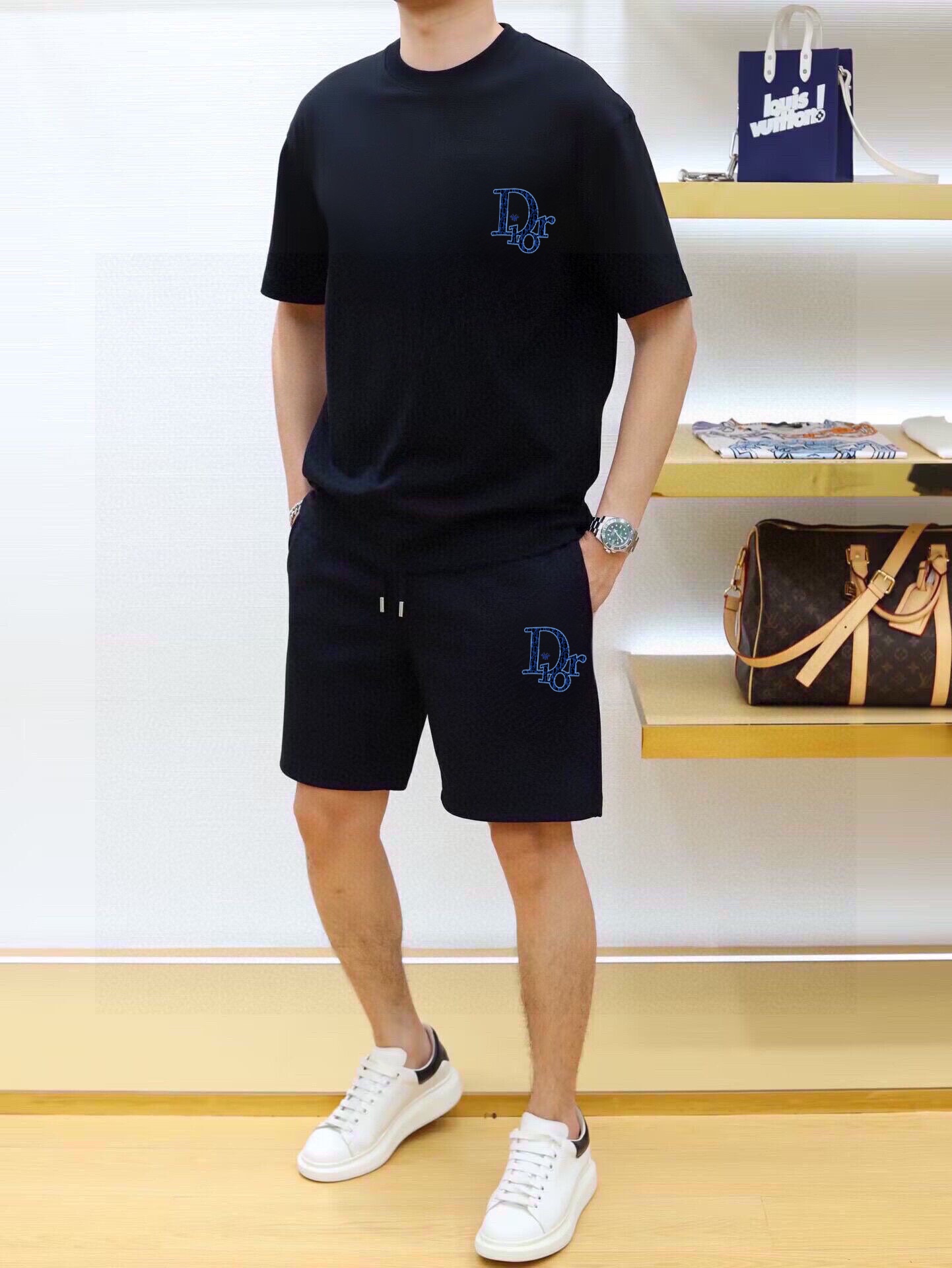 Dior 品牌【DIOR 迪奥】 2025新款男士短袖短裤套装 销售 市面高端版本 手感细腻柔软 让你穿着更加舒适 立体裁剪版型超赞 尺码:M-5XL下单请报身高体重