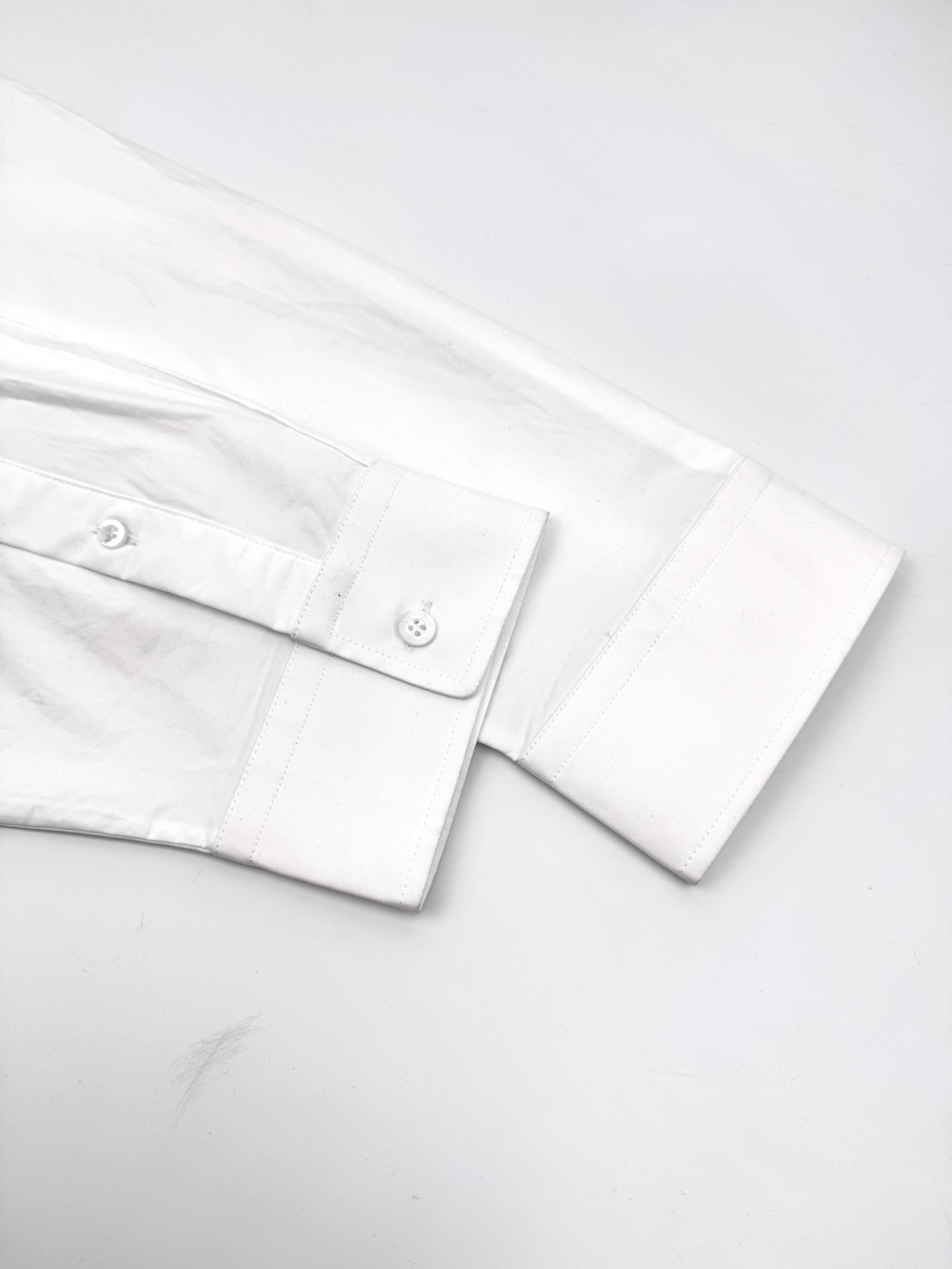 Balenciaga Embroidered Badge Shirt: High-quality, Customized Soft-Coloured Textures, Parisian Craftsmanship, Iconic Design. - 图片 8