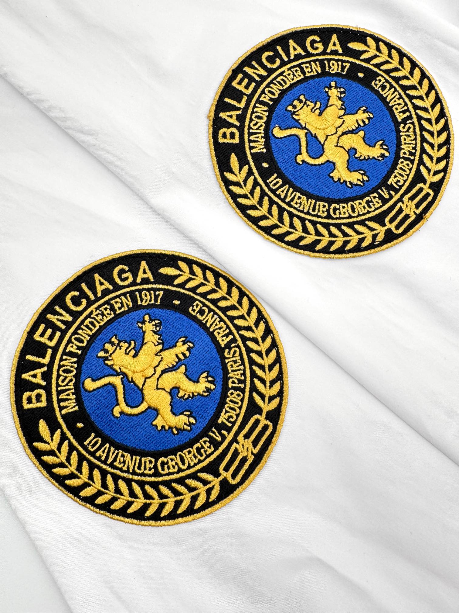 Balenciaga Embroidered Badge Shirt: High-quality, Customized Soft-Coloured Textures, Parisian Craftsmanship, Iconic Design. - 图片 6