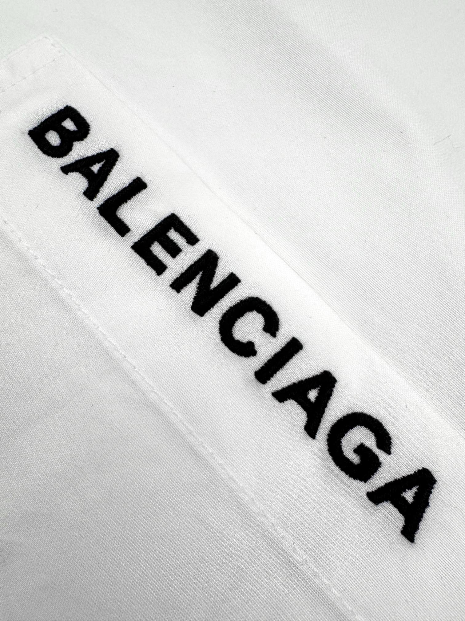 Balenciaga Embroidered Badge Shirt: High-quality, Customized Soft-Coloured Textures, Parisian Craftsmanship, Iconic Design. - 图片 7