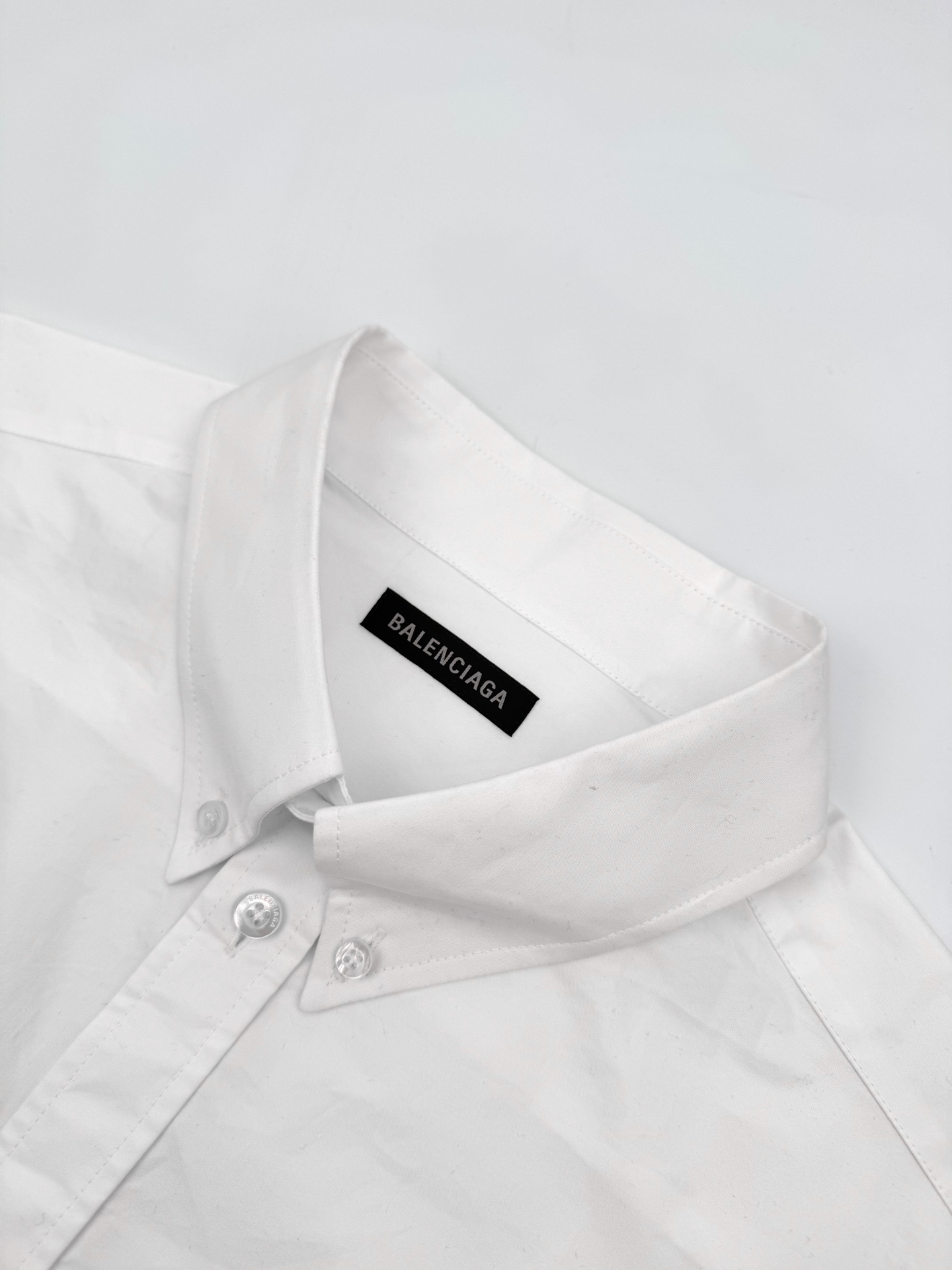 Balenciaga Embroidered Badge Shirt: High-quality, Customized Soft-Coloured Textures, Parisian Craftsmanship, Iconic Design. - 图片 4