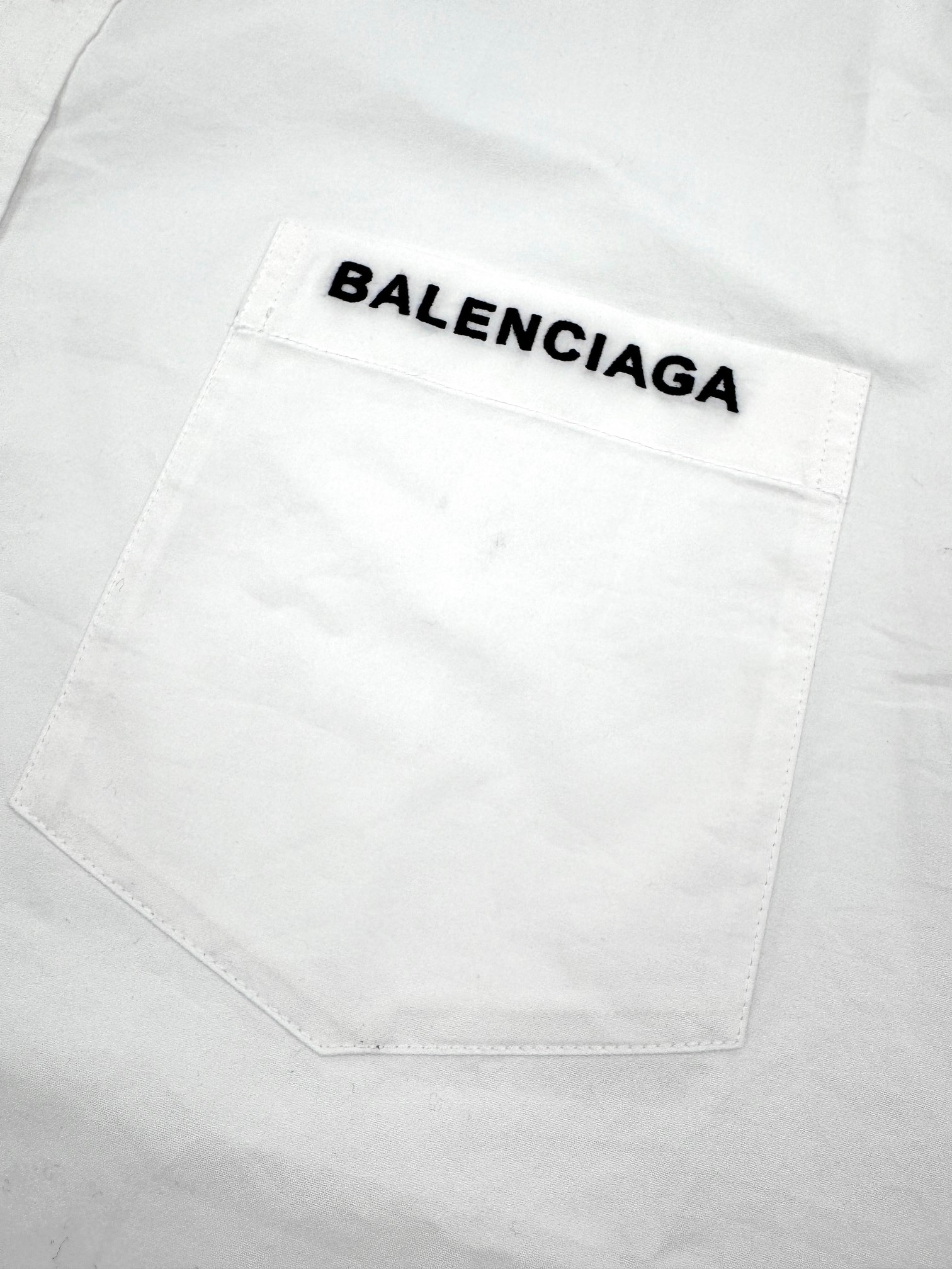 Balenciaga Embroidered Badge Shirt: High-quality, Customized Soft-Coloured Textures, Parisian Craftsmanship, Iconic Design. - 图片 5
