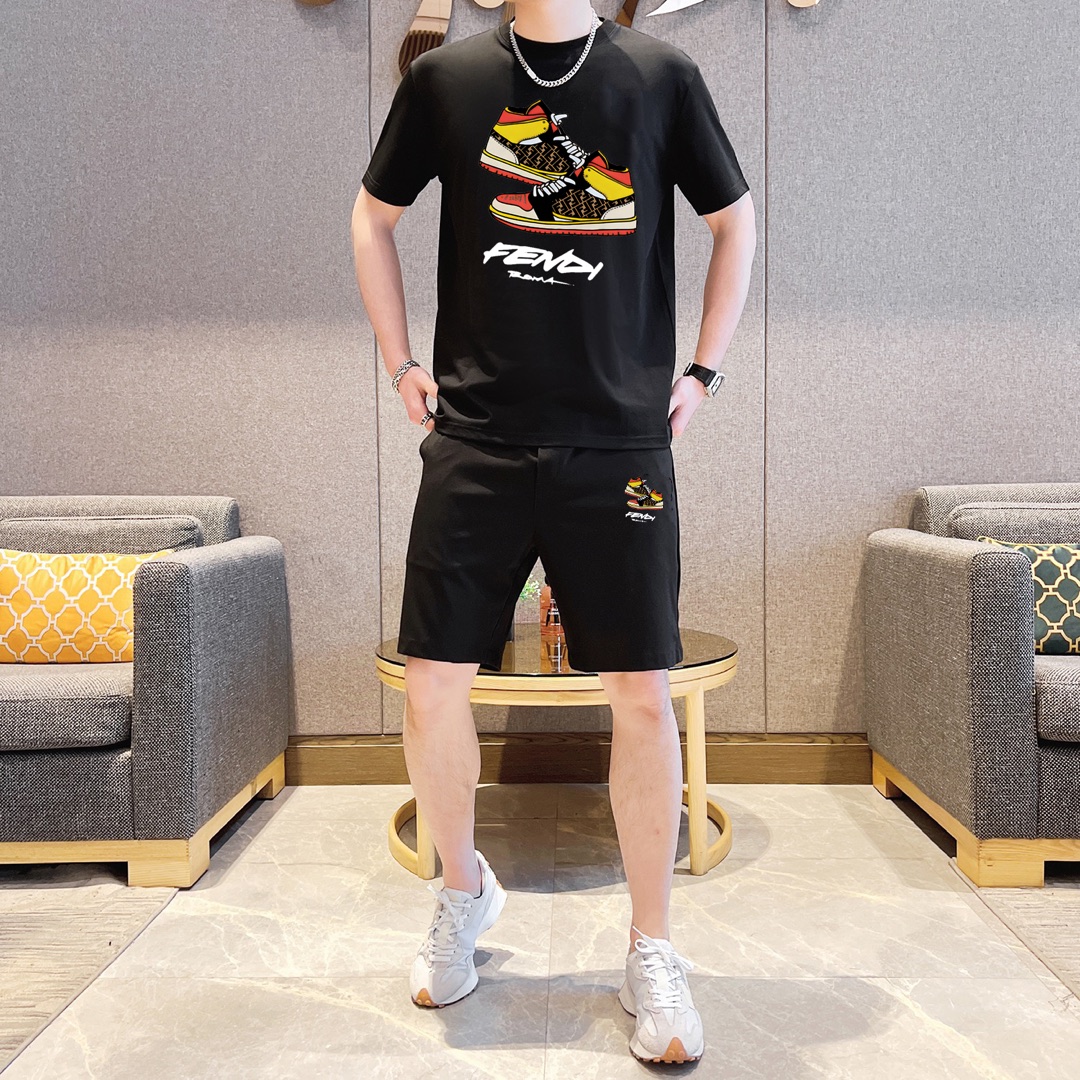 Fendi 品牌【FENDI 芬迪】 2025新款男士短袖短裤套装 销售 市面高端版本 手感细腻柔软 让你穿着更加舒适 立体裁剪版型超赞 尺码:M-5XL下单请报身高体重