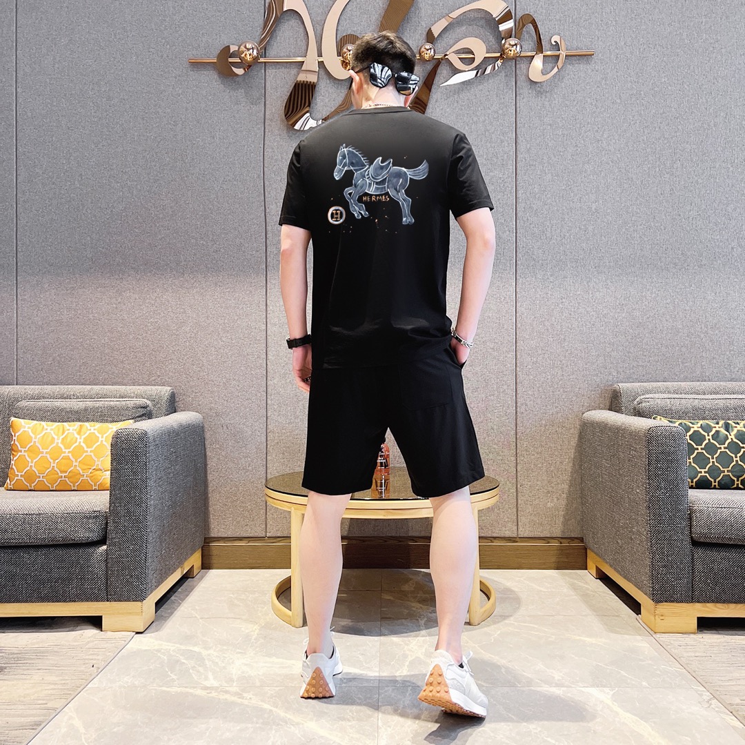 Hermès 品牌【HERMES 爱马仕】 2025新款男士短袖短裤套装 销售 市面高端版本 手感细腻柔软 让你穿着更加舒适 立体裁剪版型超赞 尺码:M-5XL下单请报身高体重
