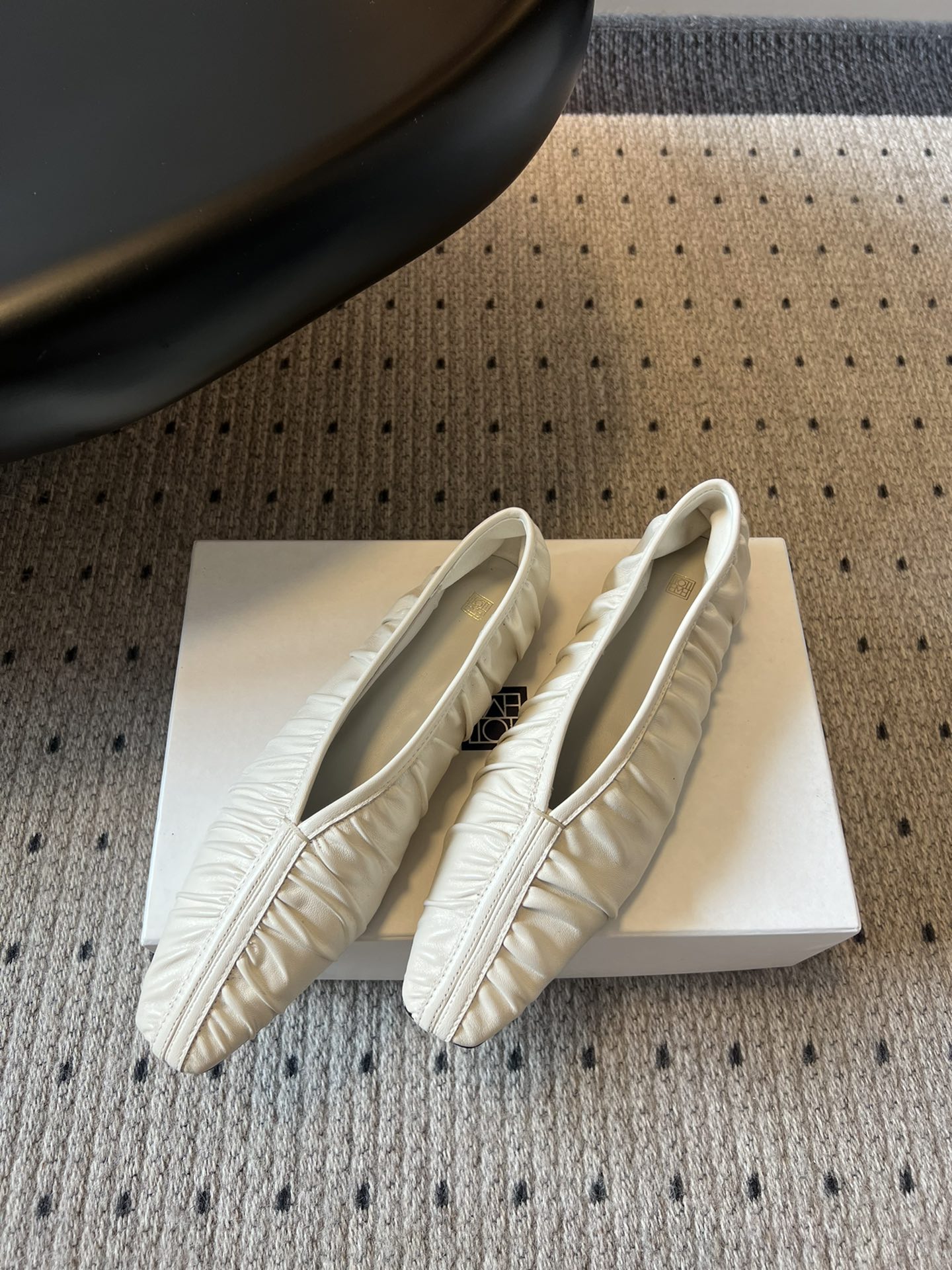 代购级
toteme 25s方头褶皱芭蕾鞋

方头设计显瘦三个度，脚宽福音，通勤配西装裤慵懒随性，约会搭