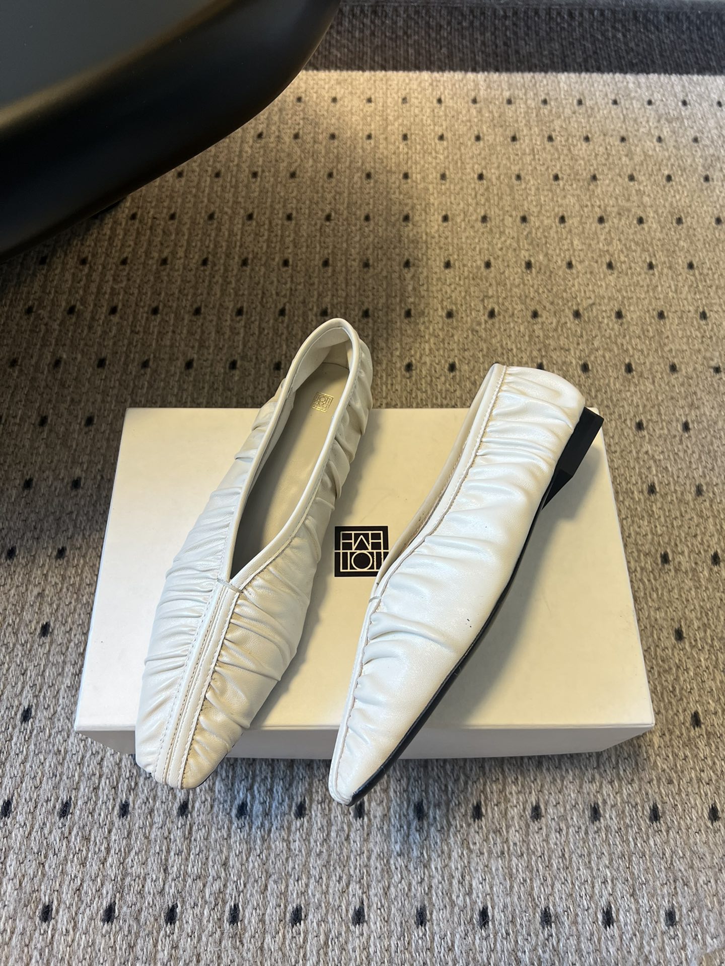 代购级
toteme 25s方头褶皱芭蕾鞋

方头设计显瘦三个度，脚宽福音，通勤配西装裤慵懒随性，约会搭