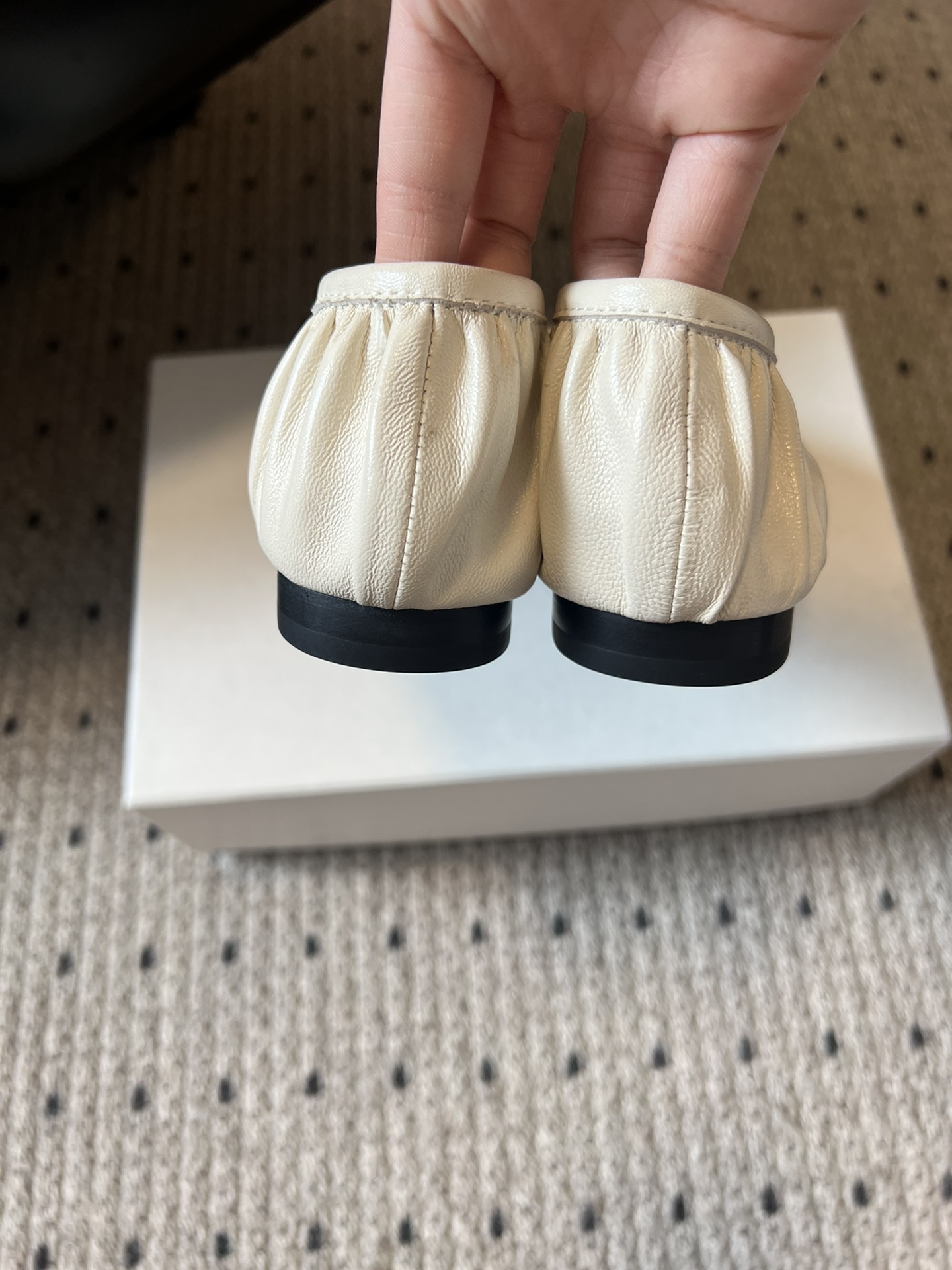 代购级
toteme 25s方头褶皱芭蕾鞋

方头设计显瘦三个度，脚宽福音，通勤配西装裤慵懒随性，约会搭