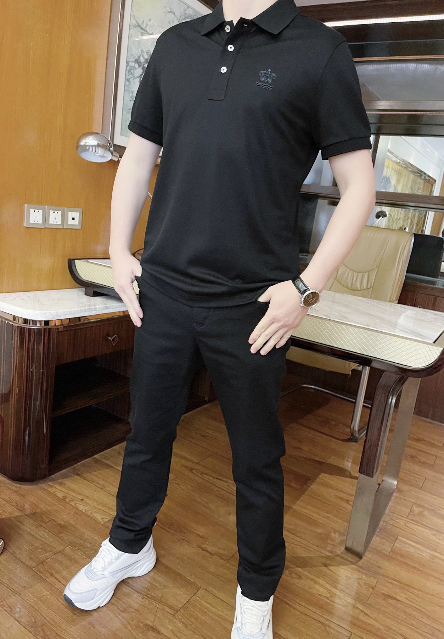 NO:438038,Dolce & Gabbana - the latest hot polo in 2025 counters is shipped, and European and American counters are released simultaneously!  Selected Italian imported Tennis wool + recycled fiber fabrics with the latest design, classic embroidery and custom buttons on the chest are low-key and elegant. You cannot miss it. Number m-3xl (model 173/130 wear m, with Hong Kong Lane Crawford gift box packaging), Dolce & Gabbana, alexander wang19860909杜嘉班纳-2025专柜最新爆款polo出货 欧美专柜同步发售！精选意大利进口天丝羊毛+再生纤维面料搭配最新的设计,胸口经典的刺绣和定制纽扣低调不失雅致 您不容错过.码数m-3xl（模特173/130穿m、配香港连卡佛礼盒包装）,,Dolce&Gabbana,alexander wang,Men's clothing