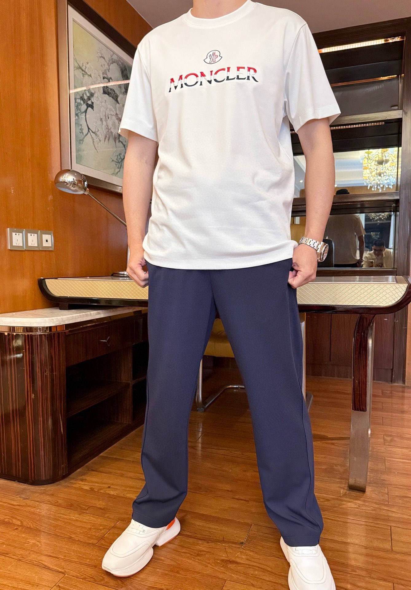 NO:438062,The latest hit Snake Year limited T-shirts in the 2025 counter are shipped, and the hot-selling items in European and American counters are available!  Selected high-density precision cotton fabrics imported from Italy with the latest designs, the unique brand logo on the chest highlights the fashion, and the upper body effect can be seen. The number of codes is 48-56 (model 173/130 catties wears 48, with Hong Kong Lane Crawford gift box packaging), Moncler,tees, t-shirt,alexander wang19860909蒙口-2025专柜最新爆款蛇年限定T恤出货 欧美专柜热销单品！精选意大利进口高密精棉面料搭配最新的设计,胸前的独特品牌logo彰显时尚 上身效果看得见.码数48-56（模特173/130斤穿48,配香港连卡佛礼盒包装）,,Moncler,tees，t-shirt,alexander wang,Men's clothing