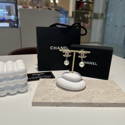 Elegant Chanel Pearl Drop Earrings - Timeless Design and Exquisite Craftsmanship 1 Elegant Chanel Pearl Drop Earrings – Timeless Design and Exquisite Craftsmanship
