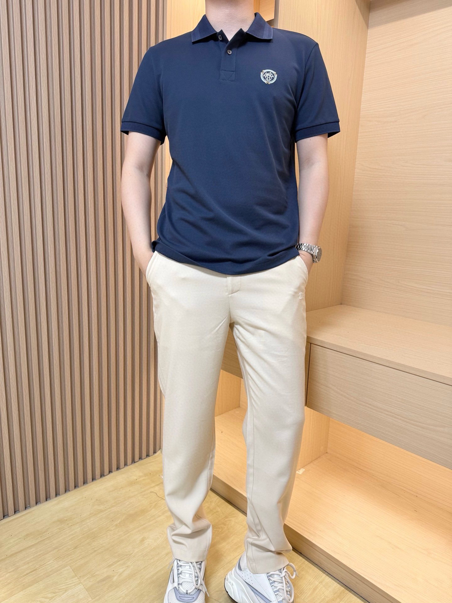 NO:438101,Hermes - the latest hot polo in 2025 is shipped, and it is a hot item in Europe and the United States!  Selected Italian imported fine cotton design, exquisite brand logo and custom buttons on the chest are elegant and fashionable, and the upper body effect is needless to say. The code number m-3xl (model 180/140 wears 50, with Hong Kong Lane Crawford gift box packaging), hermes, alexander wang19860909爱马仕-2025最新爆款polo出货 欧美热销单品！精选意大利进口精棉设计,胸前的精致的品牌标志和定制纽扣雅致不失时尚 上身效果不用多说.码数m-3xl（模特180/140穿50,配香港连卡佛礼盒包装）,,hermes,alexander wang,Men's clothing