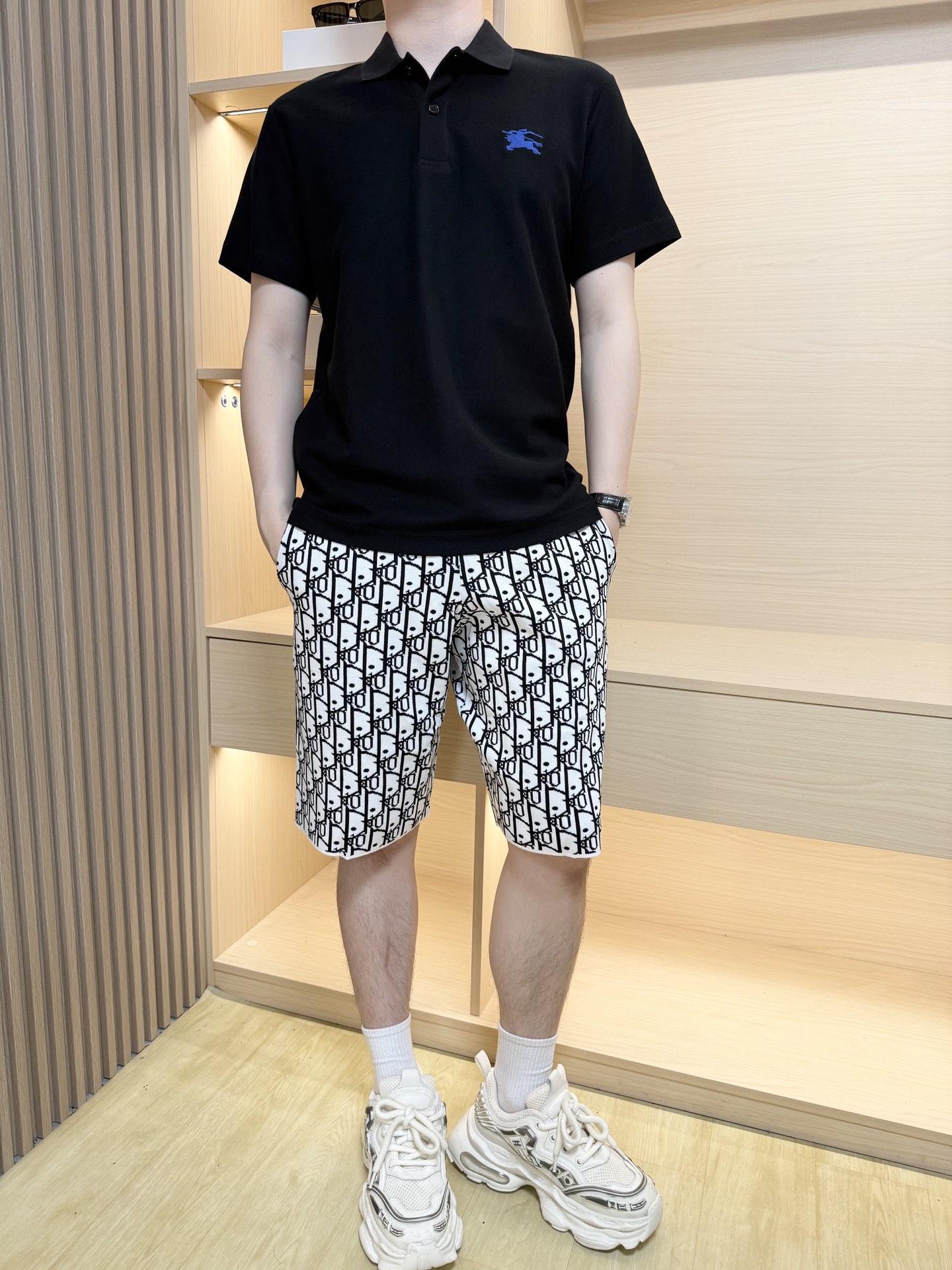 NO:438117,Burberry-2025 latest hot Polo, hot-selling items in Europe and the United States!  Selected Italian imported fine cotton fabrics with simple and elegant designs, the Pegasus logo on the chest highlights the charm, and the upper body effect can be seen. S-XXL (model 180/140 wears M, with Hong Kong Lane Crawford gift box packaging), burberry, alexander wang19860909巴宝莉-2025最新爆款Polo出货 欧美热销单品！精选意大利进口精棉面料搭配简约大方的设计,胸前的飞马标志彰显韵味 上身效果看得见.码数S-XXL（模特180/140穿M,配香港连卡佛礼盒包装）,,burberry,alexander wang,Men's clothing