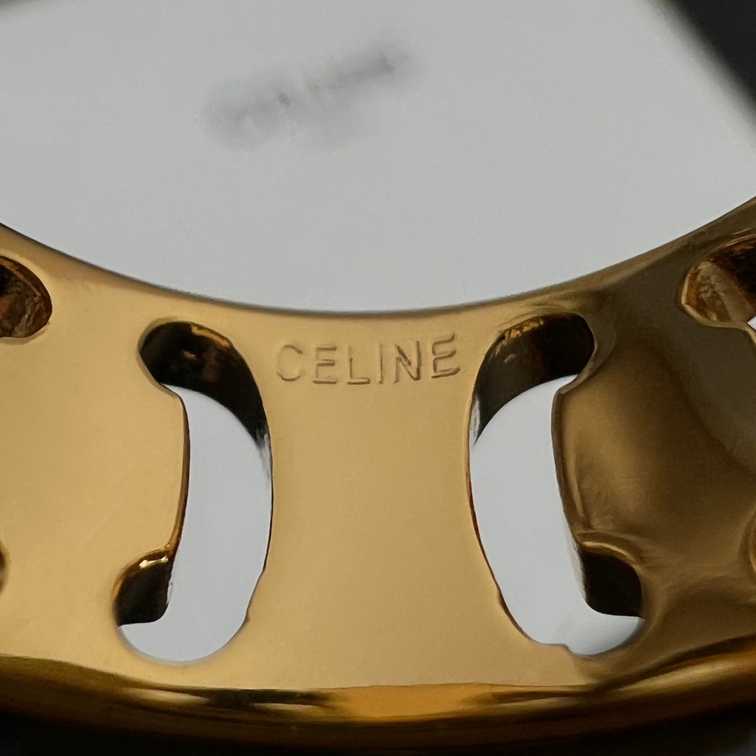 “CELINE News: Chic Fashion with Artistic Personality, Featuring Calkey Turning Door” - 图片 6