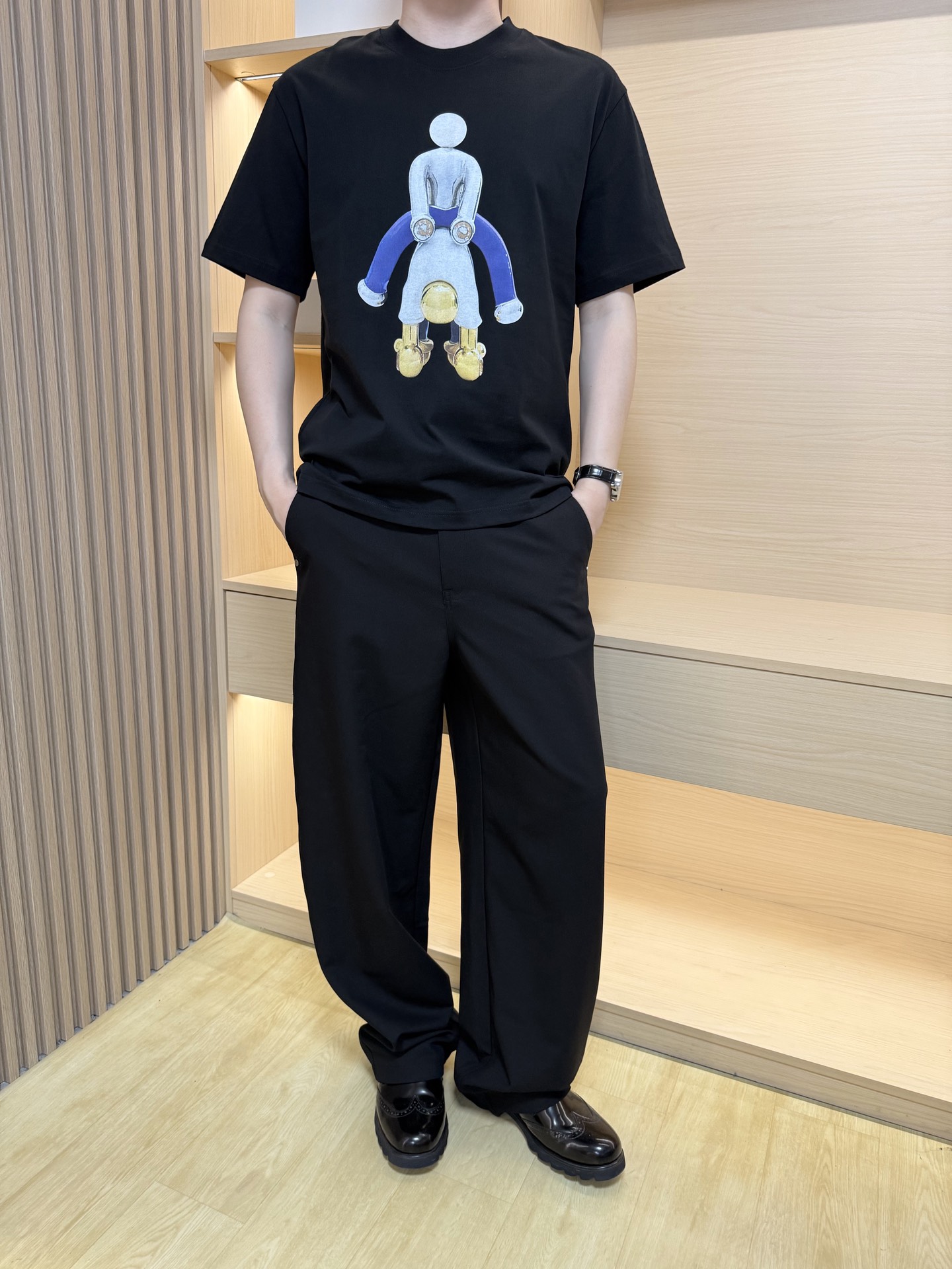 NO:438125,Luo Yiwei-2025 latest round neck T-shirt shipment, hot-selling items in Europe and the United States!  Selected high-density precision cotton fabric imported from Italy, the brand logo on the chest is matched with the latest design, showing fashion, the base and outerwear are quite good looking. The code number XS-XL (model 180/140 wear S, with Hong Kong Lane Crawford gift box packaging), loewe,tees, t-shirt, alexander wang19860909罗意威-2025最新圆领T恤出货 欧美热销单品！精选意大利进口高密精棉面料,胸口的品牌标志搭配最新的设计,彰显时尚 打底和外穿都相当好看.码数XS-XL（模特180/140穿S,配香港连卡佛礼盒包装）,,loewe,tees，t-shirt,alexander wang,Men's clothing