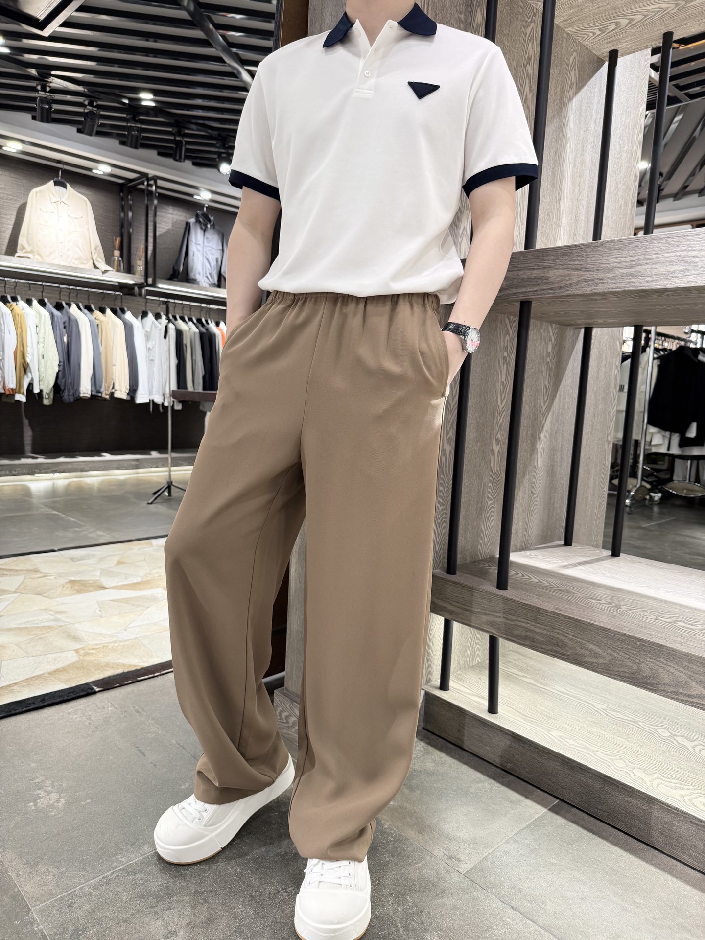 NO:438080,LP-2025 simple and fashionable wide-leg casual pants, elastic waist and drawstring design, free and casual. The neat tailoring outlines smooth lines and highlights elegant style. The delicate fabric is full of texture. Whether you are strolling on the street or working hard in the workplace, it can make you calm and outstanding and easily become the focus. S-2XL (model 180/140 wears S, with Hong Kong Lane Crawford gift box packaging), loro piano, alexander wang19860909LP-2025简约时尚阔腿休闲裤,松紧腰搭配抽绳设计,自在随性.利落的剪裁勾勒出流畅线条,彰显优雅格调.细腻面料质感十足,无论是漫步街头还是职场拼搏,它都能让你从容出众,轻松成为焦点.码数S-2XL（模特180/140穿S,配香港连卡佛礼盒包装）,,loro piana,alexander wang,Men's clothing