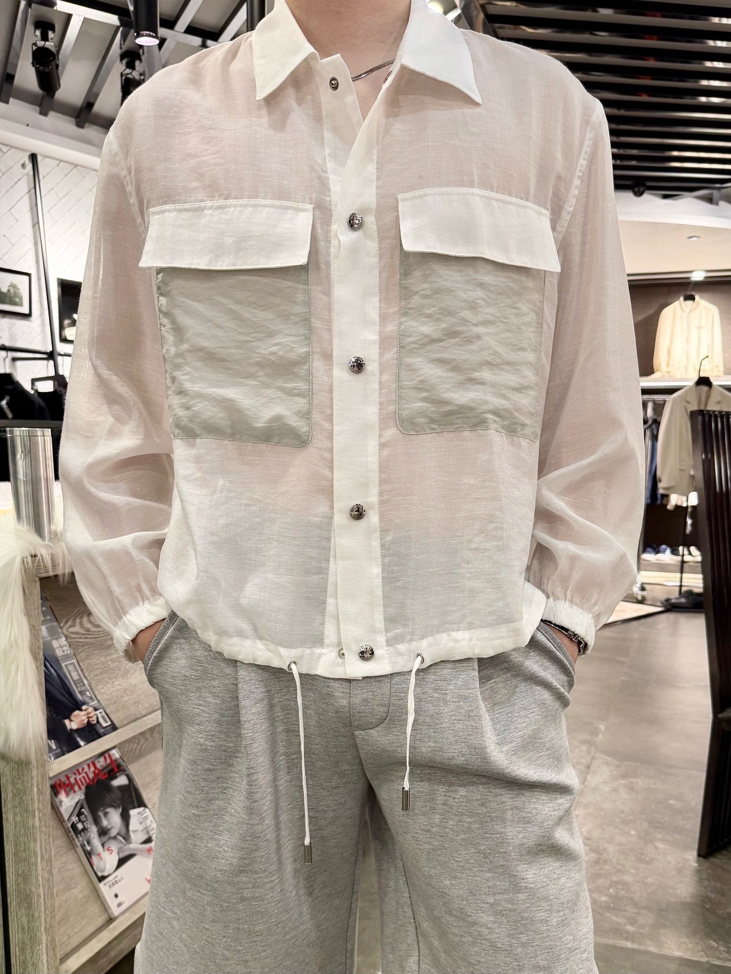 NO:438064,Hermes - Sunscreen Jacket # Ultra-thin breathable The fabric is blended with acetic acid and polyester, with the following characteristics: 1. Softness and gloss. This fabric is known for its softness and gloss, and is comfortable to wear and is widely praised. 2. After moisture-absorbing and breathable blending, the fabric is moisture-absorbing and breathable, cool and comfortable to wear, and is suitable for spring and summer use. 3. After special treatment, the fabric is not wrinkled easily, and has the characteristics of anti-static and non-grain absorption. It feels soft and textured. 4. After strength and elastic blending, the strength and elasticity of the fabric are significantly improved, which is suitable for making various clothing. 6. Environmentally friendly acetate fiber is a semi-synthetic fiber with good environmental protection performance and is suitable for consumers who pursue environmental protection. Size 48-56 (model 180/140 wear 50), hermes, jackets & coats, alexander wang19860909爱马仕-防晒外套#超薄透气 面料采用醋酸加涤纶混纺,具有以下特点 1.柔软度和光泽性这种面料以其柔软度和光泽性著称,穿着舒适,广受好评. 2.吸湿透气混纺后,面料吸湿透气,穿着清凉舒适,适合春夏季节使用. 3.抗皱性和免烫经过特殊处理后,面料不易皱,且具有抗静电和不吸灰的特性,手感柔软且有质感. 4. 强度和弹性混纺后,面料的强度和弹性显著提升,适合制作各种服饰. 6.环保性醋酸纤维是一种半合成纤维,具有良好的环保性能,适合追求环保的消费者. 尺码48-56（模特180/140穿50）,,hermes,jackets & coats,alexander wang,Men's clothing