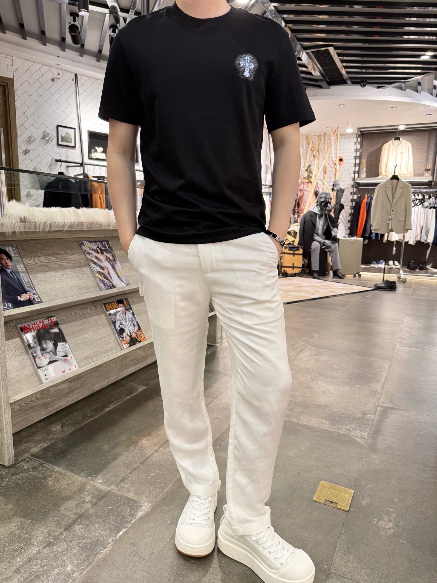 NO:438104,Croxin-2025 round neck short-sleeved T-shirt with slightly wide fabric is made of 94.5 silk soft cotton plus 5.5 spandex, which has the characteristics of softness, breathability and moisture absorption. 1. Soft and comfortable silk soft cotton is a natural fiber, known for its softness, breathability and moisture absorption. Wearing clothes with this fabric feels like being in a warm embrace, especially suitable for clothing that directly contacts the skin 1. 2. Breathable and moisture-absorbing cotton fabric has good breathability and moisture absorption, and can keep the skin dry and comfortable 2. 3. Good elastic spandex is a synthetic fiber, known for its excellent elasticity. It can stretch to five to eight times the original length and has strong recovery ability, which allows the clothes to maintain a good shape after wearing and washing. Size 48-56 (model 180/140 wears 50, with Hong Kong Lane Crawford gift box packaging), chrome hearts, T-shirt, tees, t-shirt, alexander wang19860909克罗心-2025圆领短袖T恤 微阔 面料采用94.5丝柔棉加5.5氨纶,具有柔软舒适、透气吸湿、弹性好等特点. 1. 柔软舒适丝柔棉是一种天然纤维,以其柔软、透气和吸湿性好而闻名.穿上这种面料的衣物,感觉就像置身于温暖的怀抱中,特别适合直接接触皮肤的衣物1. 2.透气吸湿棉质面料具有良好的透气性和吸湿性,能够保持皮肤的干爽和舒适2. 3.弹性好氨纶是一种合成纤维,以其卓越的弹性著称.它能拉伸到原长度的五到八倍,且恢复能力强,这使得衣物在穿着和洗涤后仍能保持良好的形状 尺码48-56(模特180/140穿50,配香港连卡佛礼盒包装),,chrome hearts,T-shirt,tees，t-shirt,alexander wang,Men's clothing