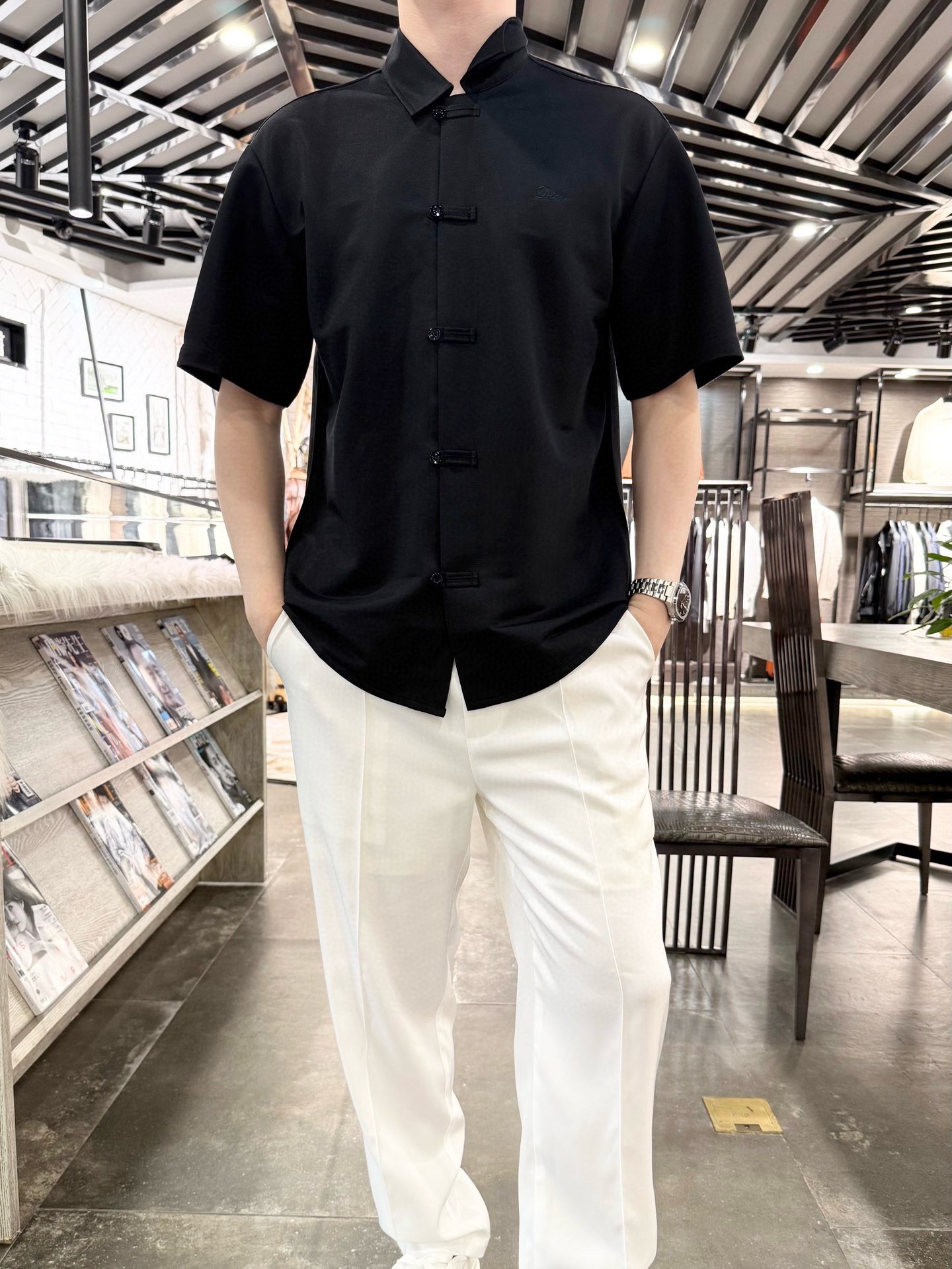 NO:438096,Dior-2025 counter latest hot new Chinese half-sleeved products are shipped, and European and American counters are popular!  Selected Italian imported cotton and linen fabrics with simple designs, you should not miss them. Size 48-56 (model 180/140 wears 50, with Hong Kong Lane Crawford gift box packaging), dior, alexander wang19860909迪奥-2025专柜最新爆款新中式半袖出货 欧美专柜热销单品！精选意大利进口棉麻面料搭配简约的设计,您不容错过.尺码48-56（模特180/140穿50,配香港连卡佛礼盒包装）,,dior,alexander wang,Men's clothing