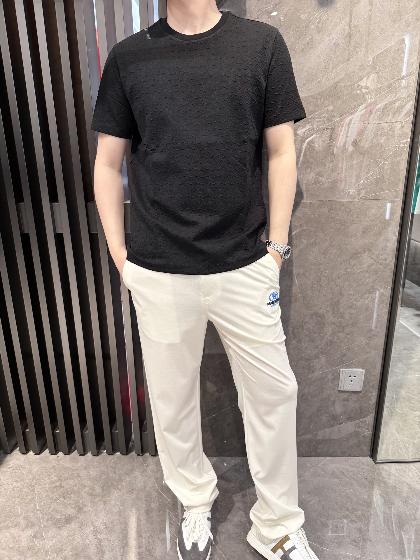 NO:438112,Dino luxury products - brand authentic 2025 latest round neck T-shirt shipment, hot-selling items in Europe and the United States!  Select custom European cotton fabrics from imported Italian brands!  The brand logo of the whole body is matched with the latest design to highlight fashion!  Number of codes 48-56 (model 180/140 wears 50, with Hong Kong Lane Crawford gift box packaging), tees, t-shirt, alexander wang19860909Dino奢品-品牌正品2025最新圆领T恤出货 欧美热销单品！精选意大利进口品牌定制欧货棉面料！通体的品牌标志搭配最新的设计,彰显时尚 ！码数48-56（模特180/140穿50,配香港连卡佛礼盒包装）,,tees，t-shirt,alexander wang,Men's clothing