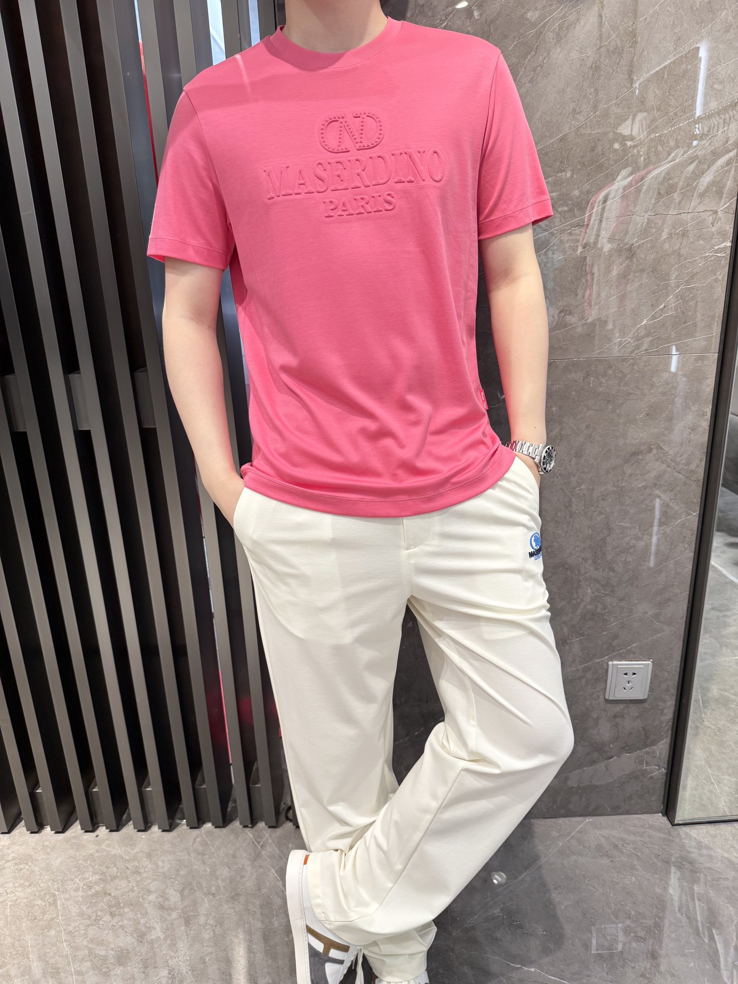 NO:438127,Dino luxury products - brand authentic 2025 latest round neck T-shirt shipment, hot-selling items in Europe and the United States!  Select custom European cotton fabrics from imported Italian brands!  The brand logo on the chest is matched with the latest design to highlight fashion!  Number of codes 48-56 (model 180/140 wears 50, with Hong Kong Lane Crawford gift box packaging), tees, t-shirt, alexander wang19860909Dino奢品-品牌正品2025最新圆领T恤出货 欧美热销单品！精选意大利进口品牌定制欧货棉面料！胸前的品牌标志搭配最新的设计,彰显时尚 ！码数48-56（模特180/140穿50,配香港连卡佛礼盒包装）,,tees，t-shirt,alexander wang,Men's clothing