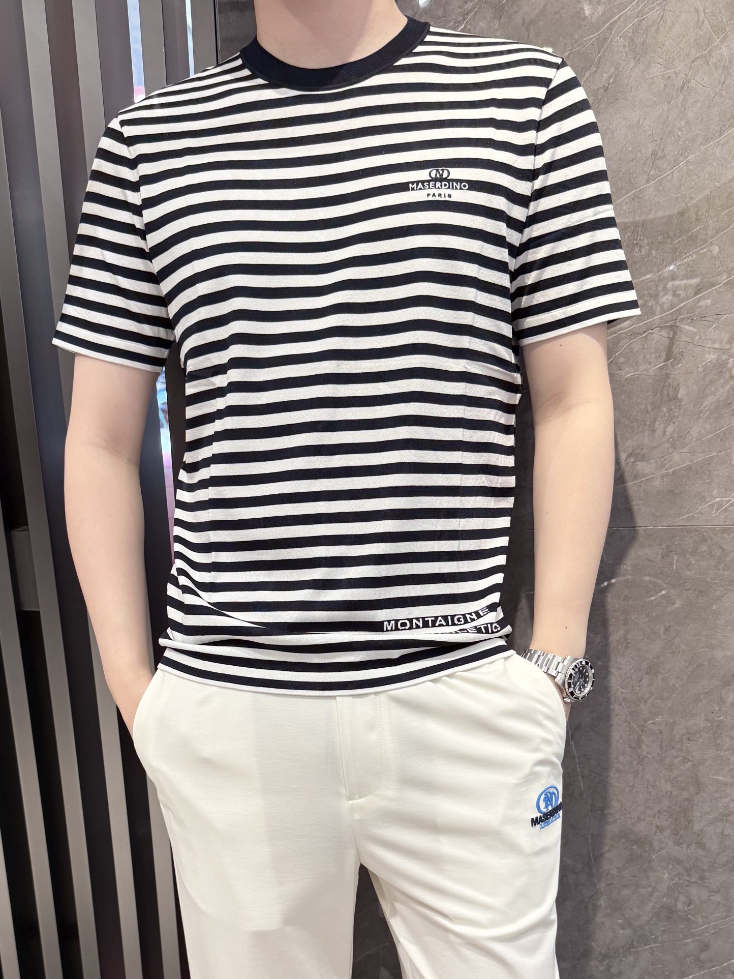 NO:438056,Dino luxury products - brand authentic 2025 latest round neck T-shirt shipment, hot-selling items in Europe and the United States!  Select custom-made Ilit fabrics from imported Italian brands!  The brand logo on the chest is matched with the latest striped design to highlight fashion!  Number of codes 48-56 (model 180/140 wears 50, with Hong Kong Lane Crawford gift box packaging), tees, t-shirt, alexander wang19860909Dino奢品-品牌正品2025最新圆领T恤出货 欧美热销单品！精选意大利进口品牌定制伊力特面料！胸前的品牌标志搭配最新的条纹设计,彰显时尚 ！码数48-56（模特180/140穿50,配香港连卡佛礼盒包装）,,tees，t-shirt,alexander wang,Men's clothing