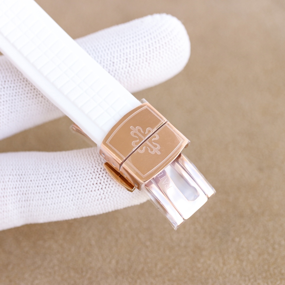 Re-engineered Aquanaut Luce: Modern Recreational Fashion with Diamonds and Steel - 图片 7