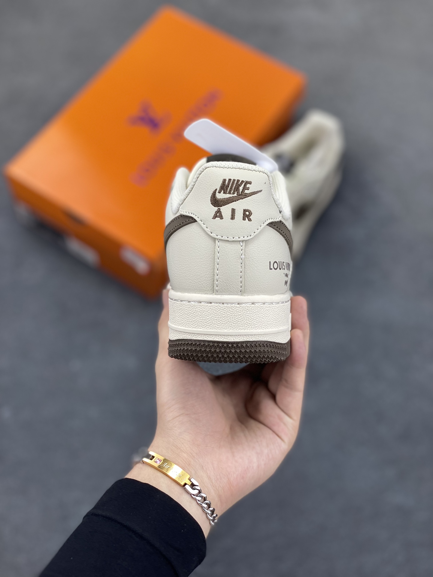 图片[4]-Nike Air Force 1 \’07 Low “LV联名——网面拼接米棕”空军一号 低帮 运动鞋 休闲鞋 折边针车 工艺难度大 原楦头原纸板 原装鞋盒 定制五金配件 内置全掌气垫 原厂鞋底 货号：QW5836-004 尺码：36 36.5 37.5 38 38.5 39 40 40.5 41 42 42.5 43 44 44.5 45-选品中心