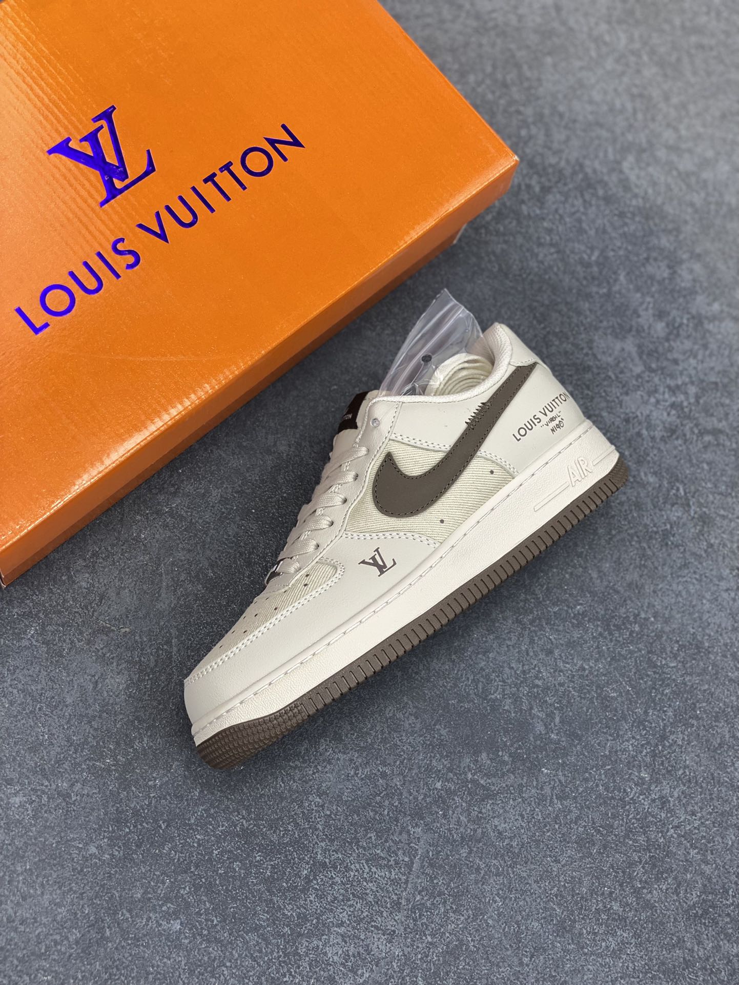 图片[7]-Nike Air Force 1 \’07 Low “LV联名——网面拼接米棕”空军一号 低帮 运动鞋 休闲鞋 折边针车 工艺难度大 原楦头原纸板 原装鞋盒 定制五金配件 内置全掌气垫 原厂鞋底 货号：QW5836-004 尺码：36 36.5 37.5 38 38.5 39 40 40.5 41 42 42.5 43 44 44.5 45-选品中心