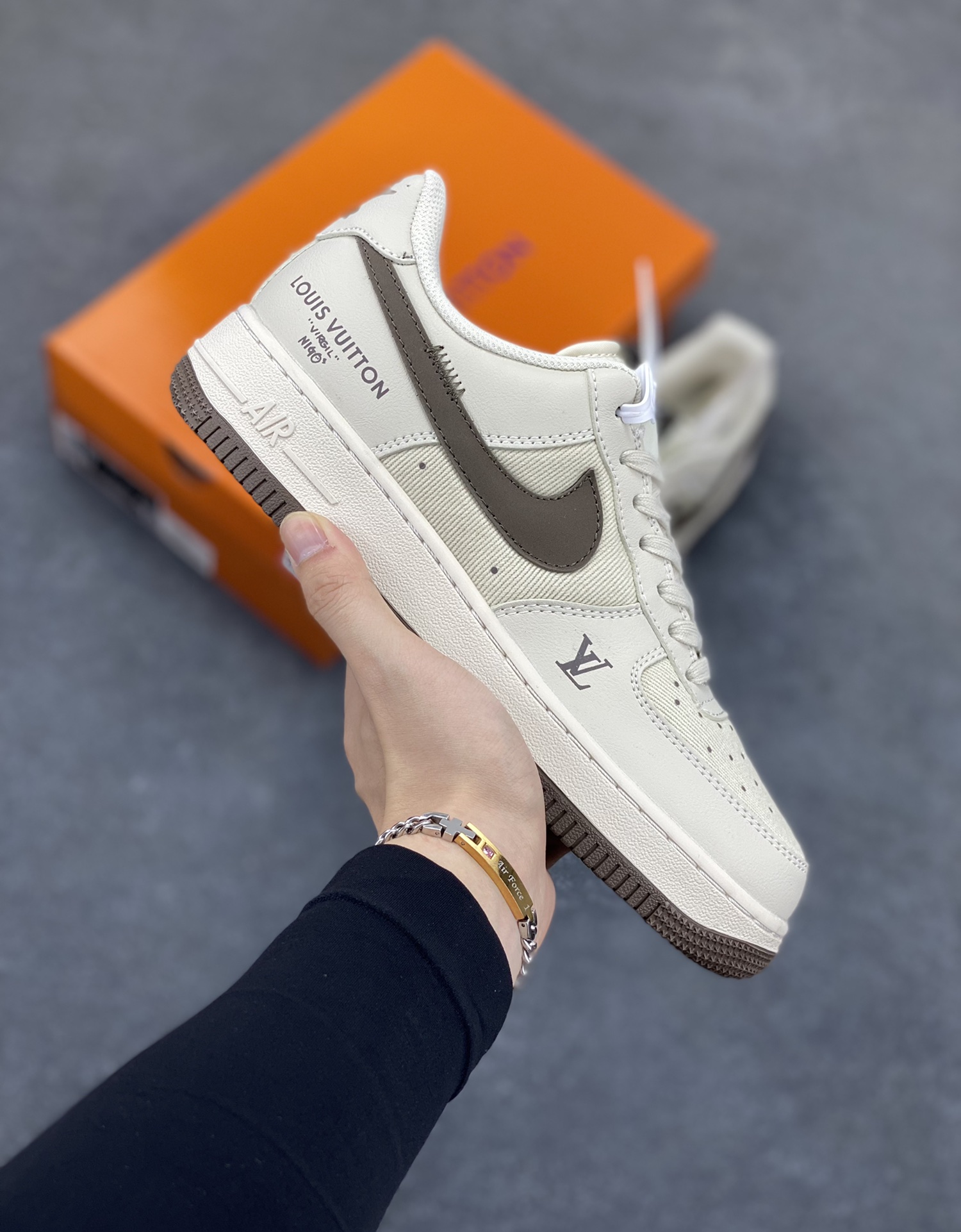 Nike Air Force 1 \’07 Low “LV联名——网面拼接米棕”空军一号 低帮 运动鞋 休闲鞋 折边针车 工艺难度大 原楦头原纸板 原装鞋盒 定制五金配件 内置全掌气垫 原厂鞋底 货号：QW5836-004 尺码：36 36.5 37.5 38 38.5 39 40 40.5 41 42 42.5 43 44 44.5 45-选品中心