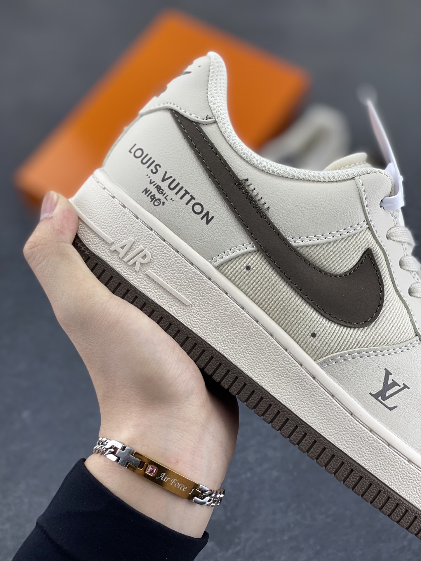 图片[6]-Nike Air Force 1 \’07 Low “LV联名——网面拼接米棕”空军一号 低帮 运动鞋 休闲鞋 折边针车 工艺难度大 原楦头原纸板 原装鞋盒 定制五金配件 内置全掌气垫 原厂鞋底 货号：QW5836-004 尺码：36 36.5 37.5 38 38.5 39 40 40.5 41 42 42.5 43 44 44.5 45-选品中心