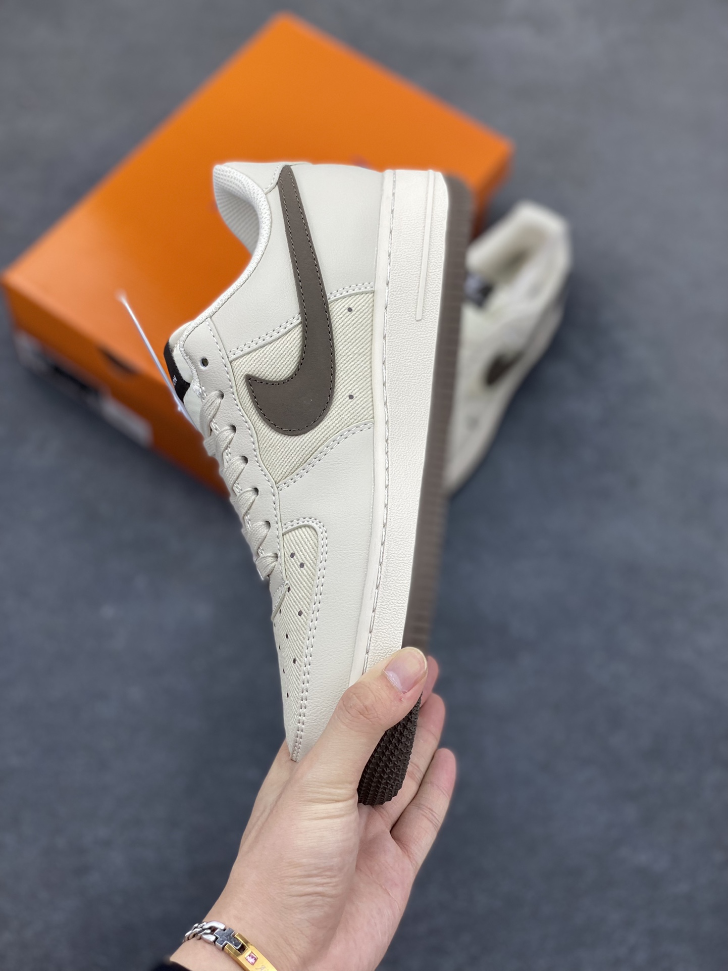 图片[3]-Nike Air Force 1 \’07 Low “LV联名——网面拼接米棕”空军一号 低帮 运动鞋 休闲鞋 折边针车 工艺难度大 原楦头原纸板 原装鞋盒 定制五金配件 内置全掌气垫 原厂鞋底 货号：QW5836-004 尺码：36 36.5 37.5 38 38.5 39 40 40.5 41 42 42.5 43 44 44.5 45-选品中心