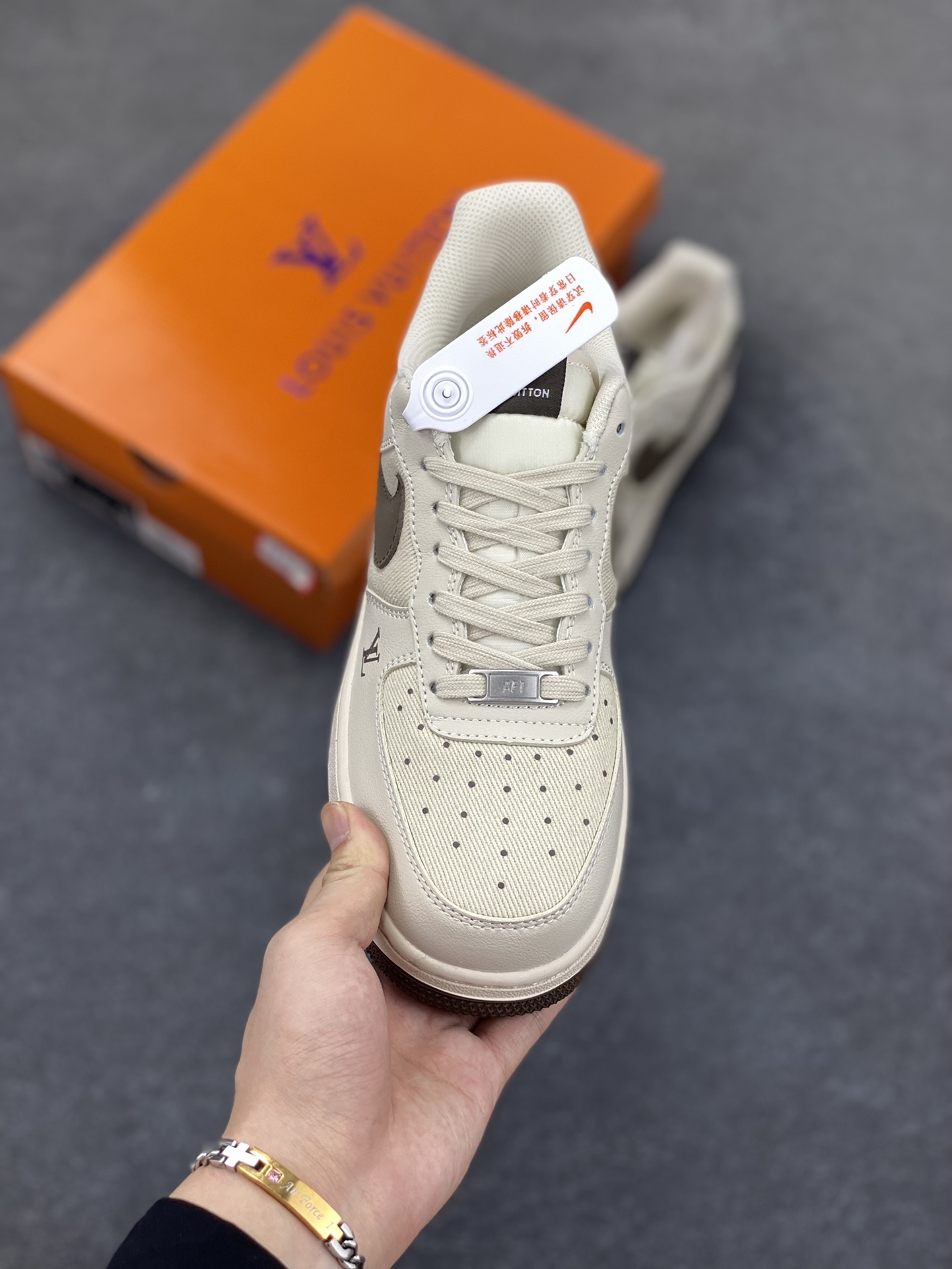 图片[2]-Nike Air Force 1 \’07 Low “LV联名——网面拼接米棕”空军一号 低帮 运动鞋 休闲鞋 折边针车 工艺难度大 原楦头原纸板 原装鞋盒 定制五金配件 内置全掌气垫 原厂鞋底 货号：QW5836-004 尺码：36 36.5 37.5 38 38.5 39 40 40.5 41 42 42.5 43 44 44.5 45-选品中心