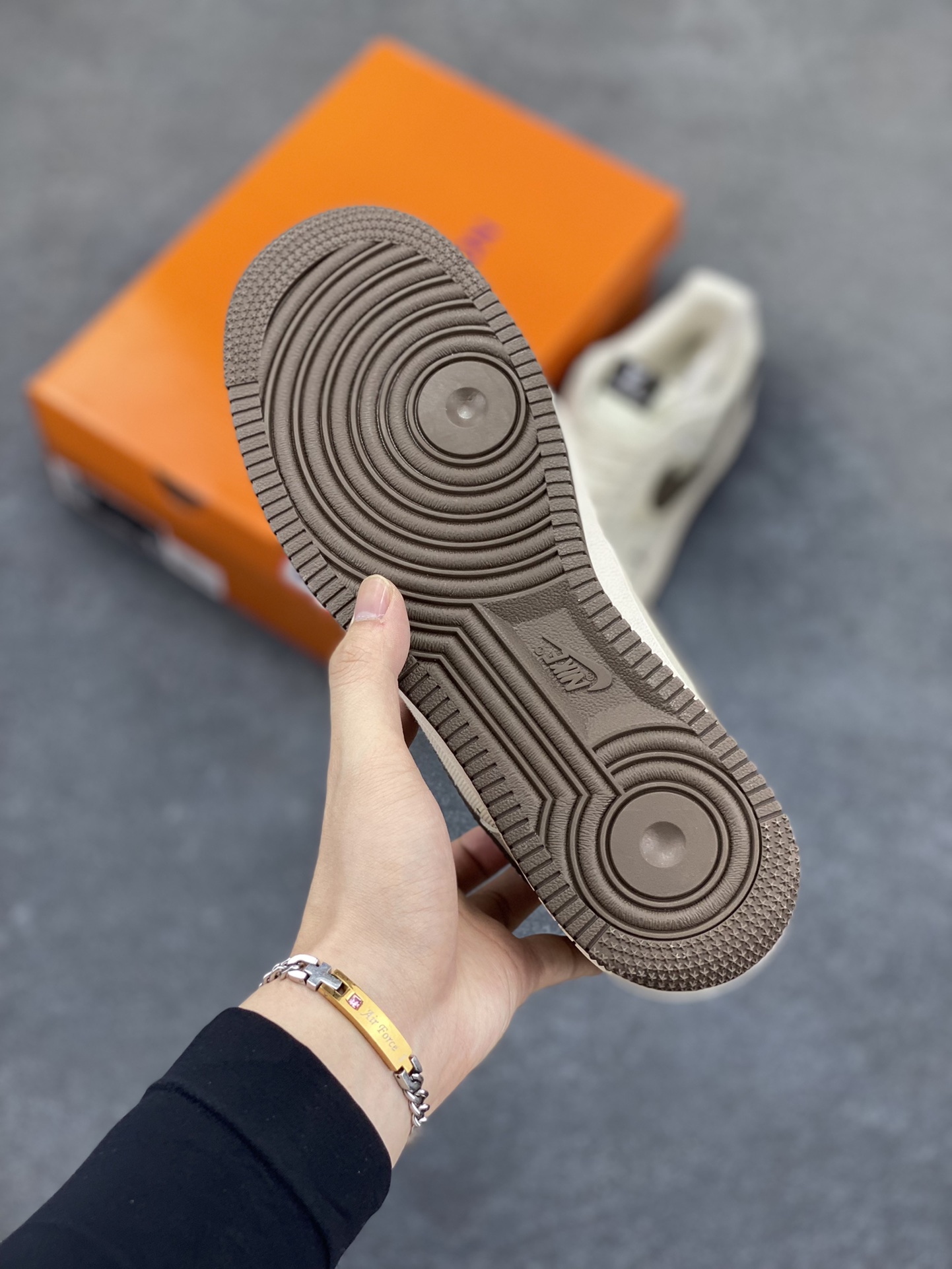 图片[5]-Nike Air Force 1 \’07 Low “LV联名——网面拼接米棕”空军一号 低帮 运动鞋 休闲鞋 折边针车 工艺难度大 原楦头原纸板 原装鞋盒 定制五金配件 内置全掌气垫 原厂鞋底 货号：QW5836-004 尺码：36 36.5 37.5 38 38.5 39 40 40.5 41 42 42.5 43 44 44.5 45-选品中心