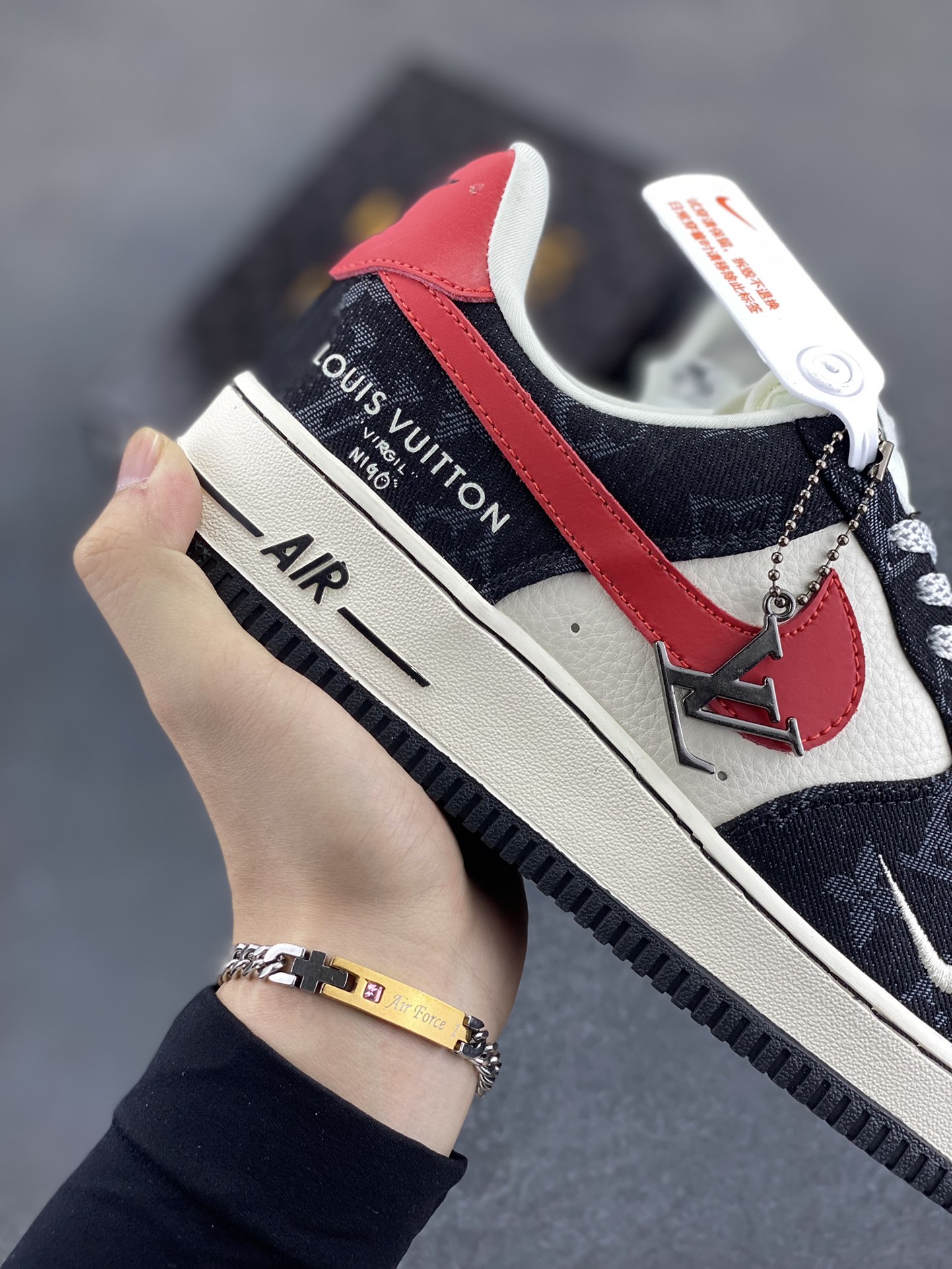 图片[6]-NIke Air Force 1 \’07 Low LV联名-白红黑牛仔 空军一号低帮 运动鞋 休闲鞋 折边针车 工艺难度大 原楦头原纸板 原装鞋盒 定制五金配件 原厂鞋底 超高清洁度 细节完美 货号：ZD1988-002 尺码：36 36.5 37.5 38 38.5 39 40 40.5 41 42 42.5 43 44 44.5 45-选品中心