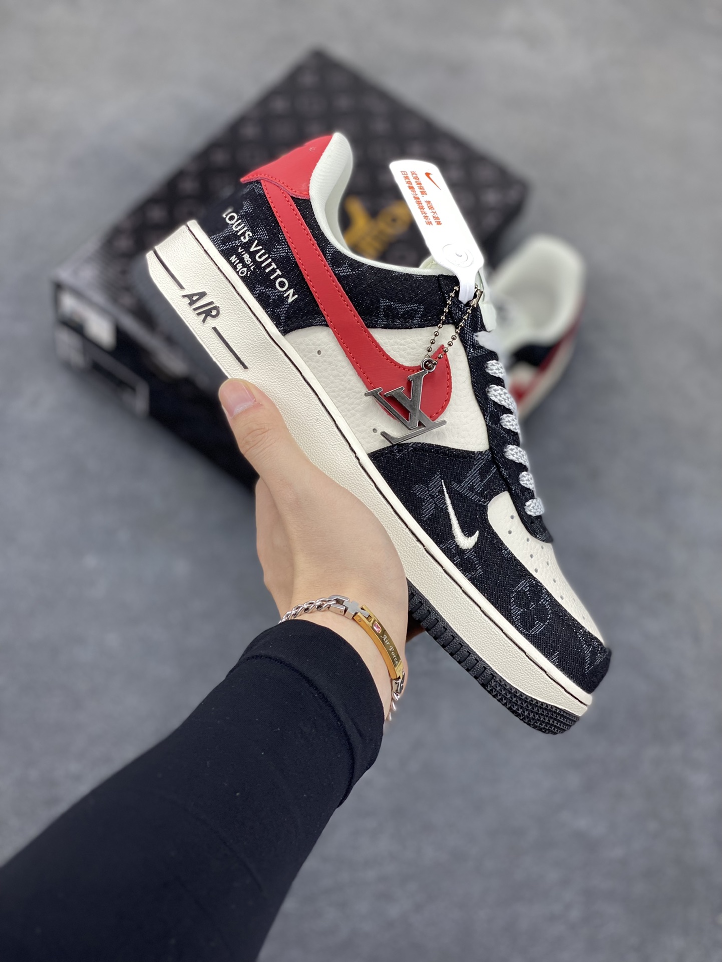 NIke Air Force 1 \'07 Low LV联名-白红黑牛仔 空军一号低帮 运动鞋 休闲鞋 折边针车 工艺难度大 原楦头原纸板 原装鞋盒 定制五金配件 原厂鞋底 超高清洁度 细节完美 货号：ZD1988-002 尺码：36 36.5 37.5 38 38.5 39 40 40.5 41 42 42.5 43 44 44.5 45-选品中心