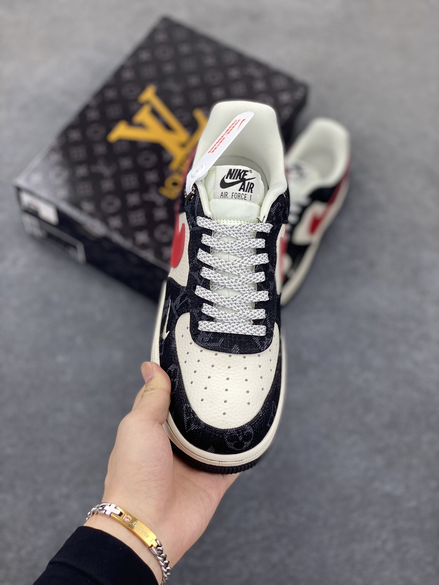 图片[2]-NIke Air Force 1 \’07 Low LV联名-白红黑牛仔 空军一号低帮 运动鞋 休闲鞋 折边针车 工艺难度大 原楦头原纸板 原装鞋盒 定制五金配件 原厂鞋底 超高清洁度 细节完美 货号：ZD1988-002 尺码：36 36.5 37.5 38 38.5 39 40 40.5 41 42 42.5 43 44 44.5 45-选品中心
