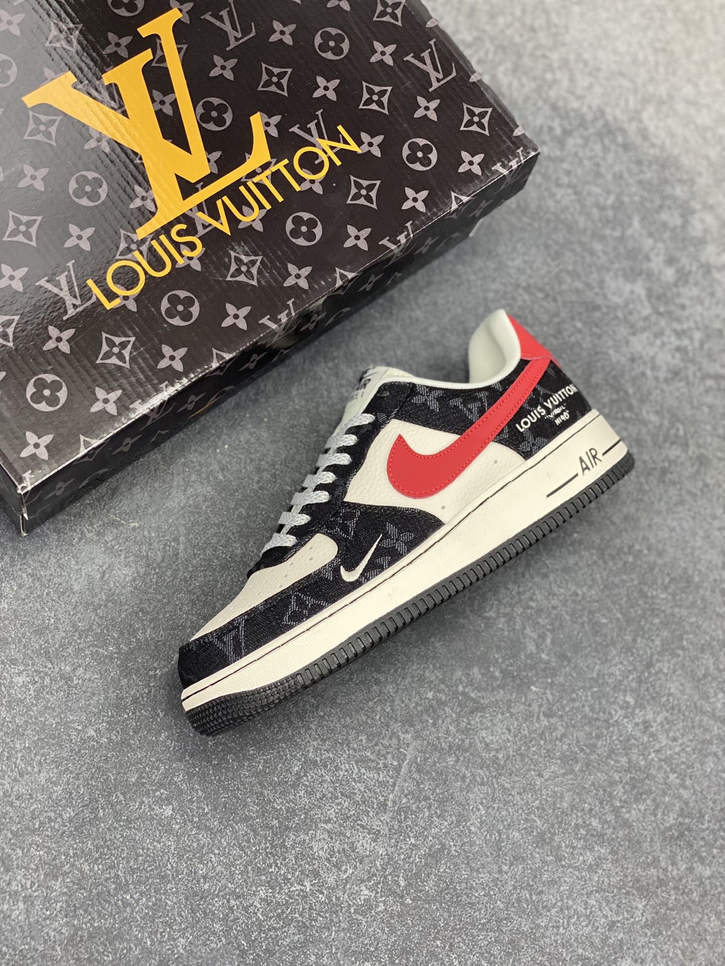 图片[7]-NIke Air Force 1 \’07 Low LV联名-白红黑牛仔 空军一号低帮 运动鞋 休闲鞋 折边针车 工艺难度大 原楦头原纸板 原装鞋盒 定制五金配件 原厂鞋底 超高清洁度 细节完美 货号：ZD1988-002 尺码：36 36.5 37.5 38 38.5 39 40 40.5 41 42 42.5 43 44 44.5 45-选品中心