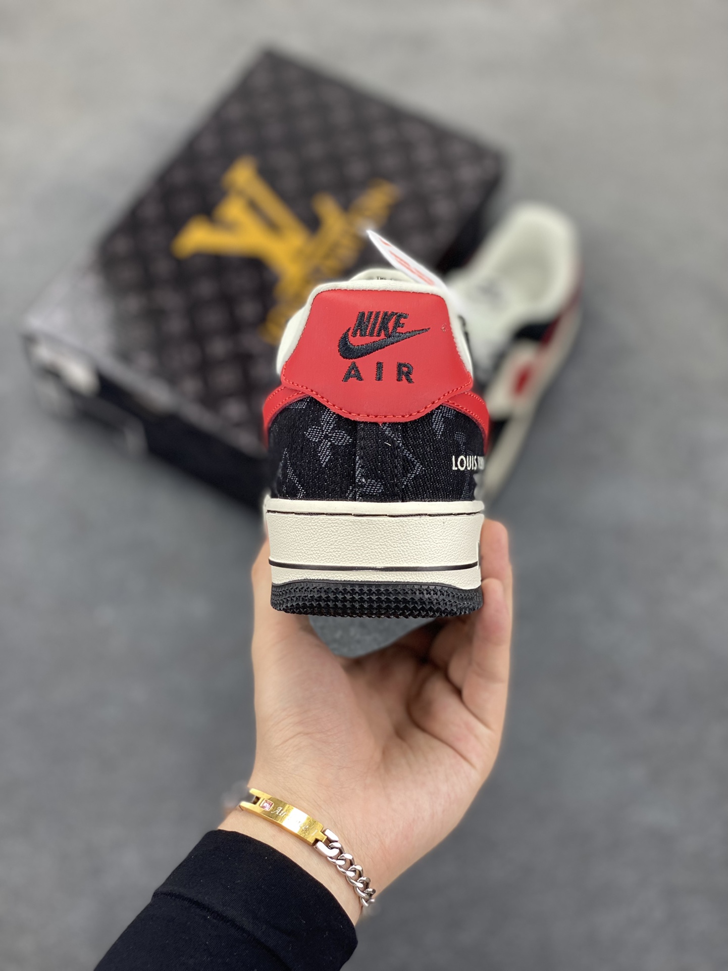图片[4]-NIke Air Force 1 \’07 Low LV联名-白红黑牛仔 空军一号低帮 运动鞋 休闲鞋 折边针车 工艺难度大 原楦头原纸板 原装鞋盒 定制五金配件 原厂鞋底 超高清洁度 细节完美 货号：ZD1988-002 尺码：36 36.5 37.5 38 38.5 39 40 40.5 41 42 42.5 43 44 44.5 45-选品中心