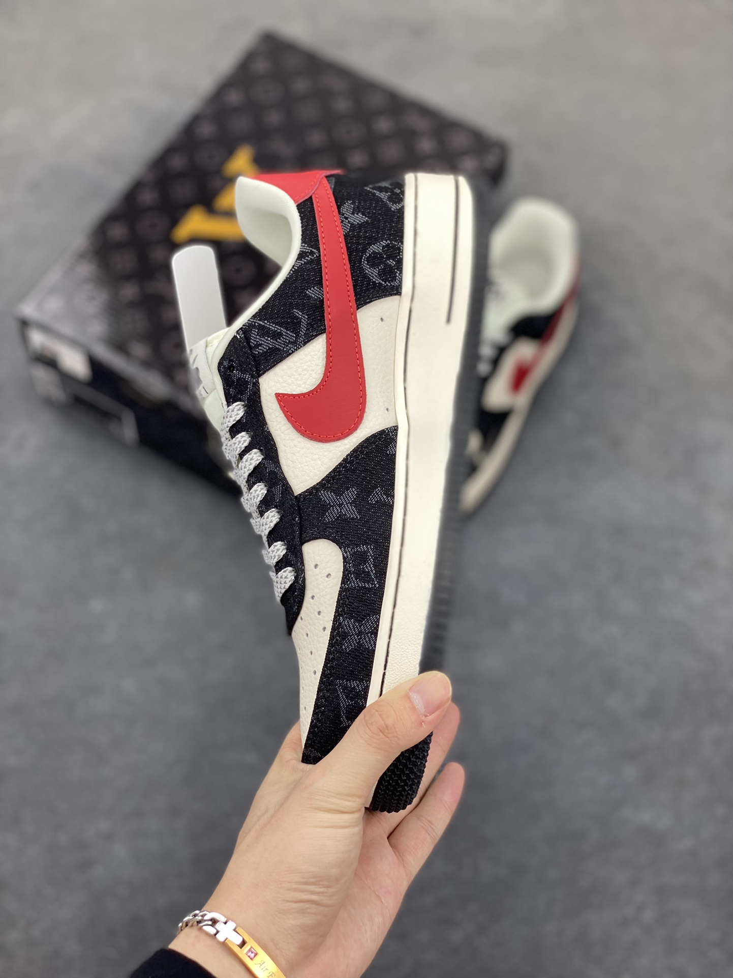 图片[3]-NIke Air Force 1 \’07 Low LV联名-白红黑牛仔 空军一号低帮 运动鞋 休闲鞋 折边针车 工艺难度大 原楦头原纸板 原装鞋盒 定制五金配件 原厂鞋底 超高清洁度 细节完美 货号：ZD1988-002 尺码：36 36.5 37.5 38 38.5 39 40 40.5 41 42 42.5 43 44 44.5 45-选品中心