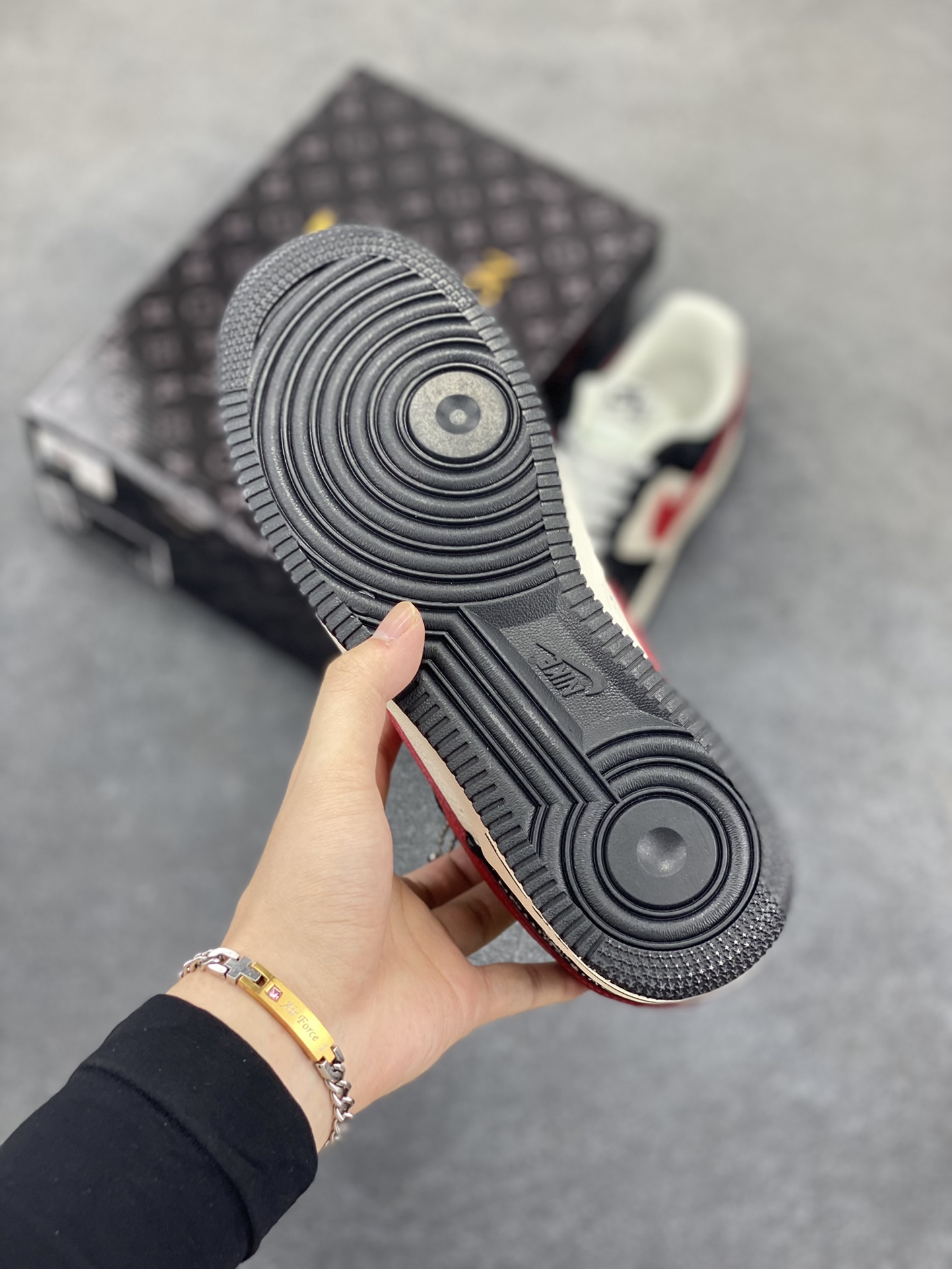图片[5]-NIke Air Force 1 \’07 Low LV联名-白红黑牛仔 空军一号低帮 运动鞋 休闲鞋 折边针车 工艺难度大 原楦头原纸板 原装鞋盒 定制五金配件 原厂鞋底 超高清洁度 细节完美 货号：ZD1988-002 尺码：36 36.5 37.5 38 38.5 39 40 40.5 41 42 42.5 43 44 44.5 45-选品中心