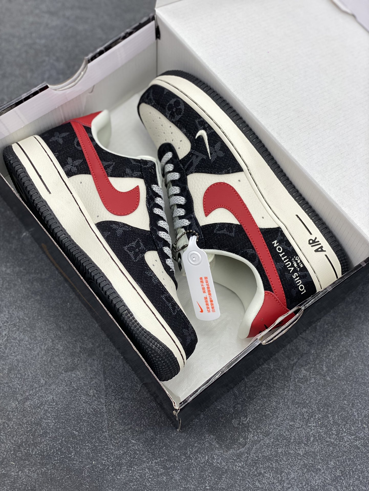 图片[9]-NIke Air Force 1 \’07 Low LV联名-白红黑牛仔 空军一号低帮 运动鞋 休闲鞋 折边针车 工艺难度大 原楦头原纸板 原装鞋盒 定制五金配件 原厂鞋底 超高清洁度 细节完美 货号：ZD1988-002 尺码：36 36.5 37.5 38 38.5 39 40 40.5 41 42 42.5 43 44 44.5 45-选品中心