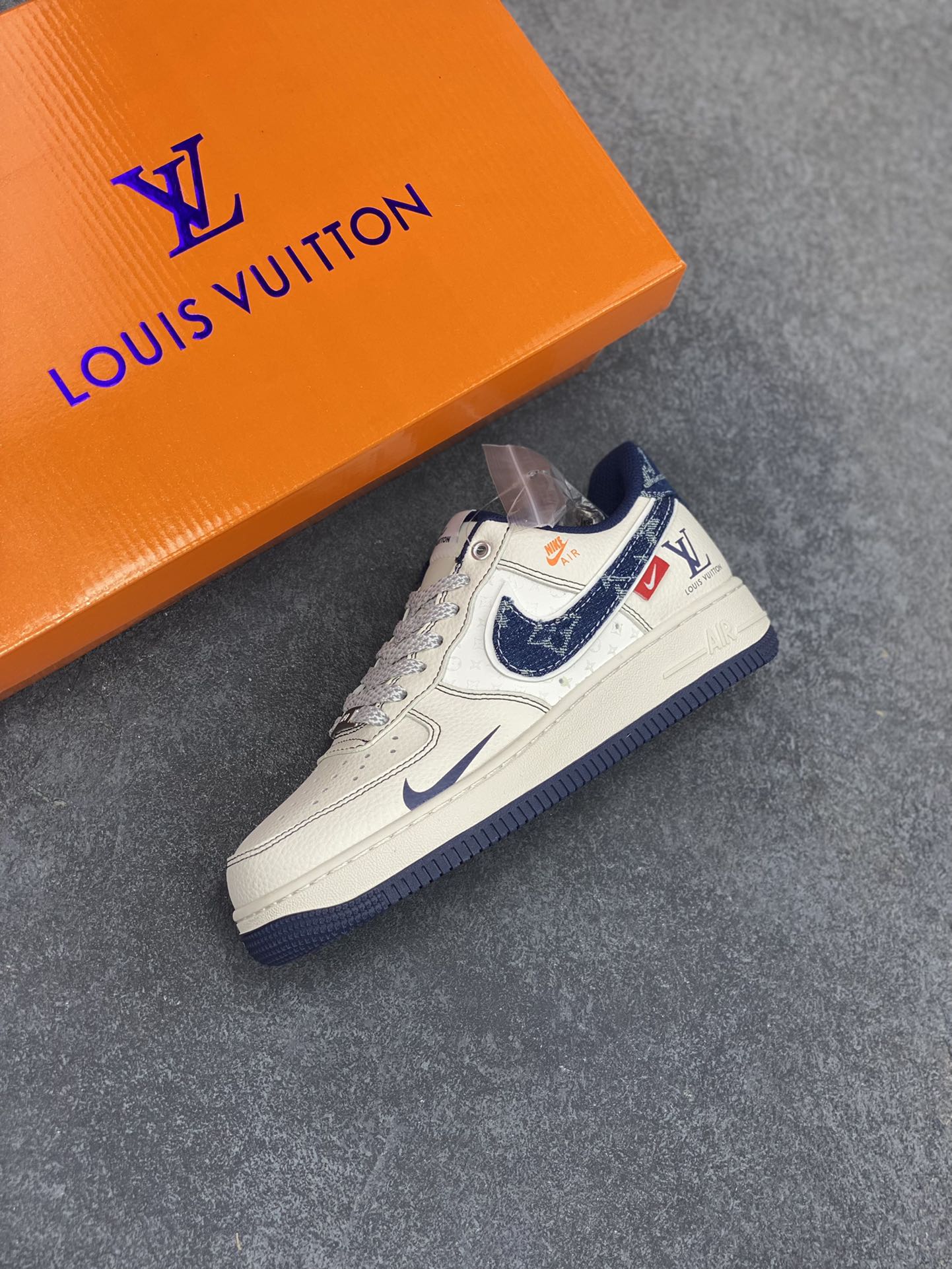 图片[7]-NIke Air Force 1 \’07 Low “LV联名——黑线蓝牛仔”空军一号 低帮 运动鞋 休闲鞋 折边针车 工艺难度大 原楦头原纸板 原装鞋盒 定制五金配件 内置全掌气垫 原厂鞋底 货号：YX5066-345 尺码：36 36.5 37.5 38 38.5 39 40 40.5 41 42 42.5 43 44 44.5 45-选品中心