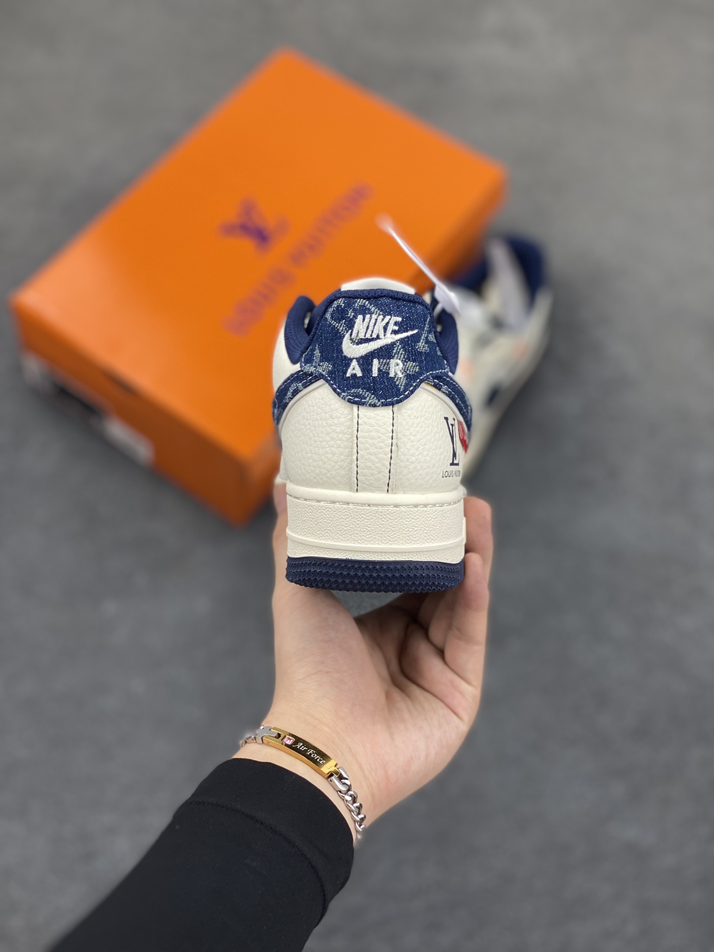 图片[4]-NIke Air Force 1 \’07 Low “LV联名——黑线蓝牛仔”空军一号 低帮 运动鞋 休闲鞋 折边针车 工艺难度大 原楦头原纸板 原装鞋盒 定制五金配件 内置全掌气垫 原厂鞋底 货号：YX5066-345 尺码：36 36.5 37.5 38 38.5 39 40 40.5 41 42 42.5 43 44 44.5 45-选品中心