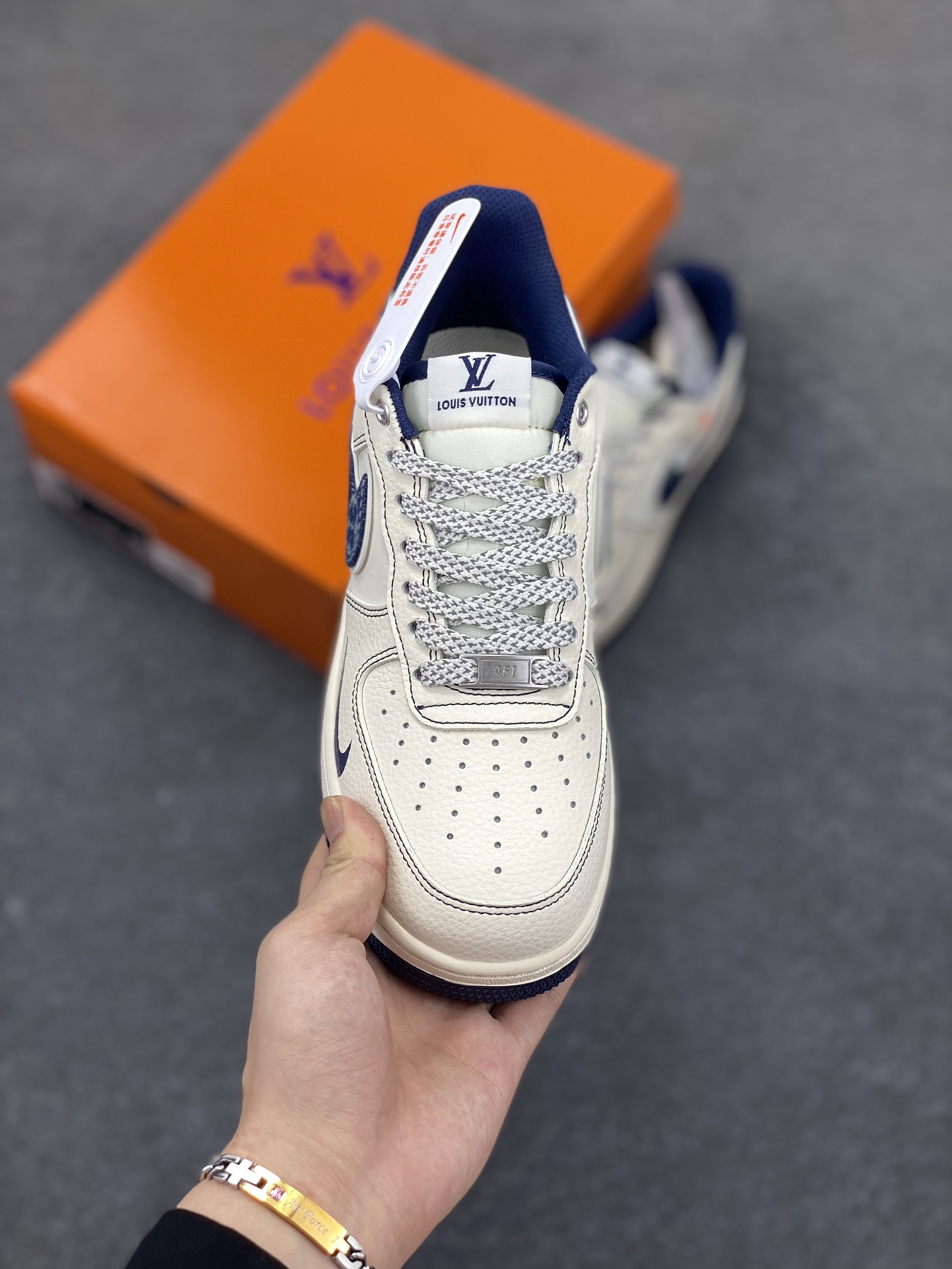 图片[2]-NIke Air Force 1 \’07 Low “LV联名——黑线蓝牛仔”空军一号 低帮 运动鞋 休闲鞋 折边针车 工艺难度大 原楦头原纸板 原装鞋盒 定制五金配件 内置全掌气垫 原厂鞋底 货号：YX5066-345 尺码：36 36.5 37.5 38 38.5 39 40 40.5 41 42 42.5 43 44 44.5 45-选品中心