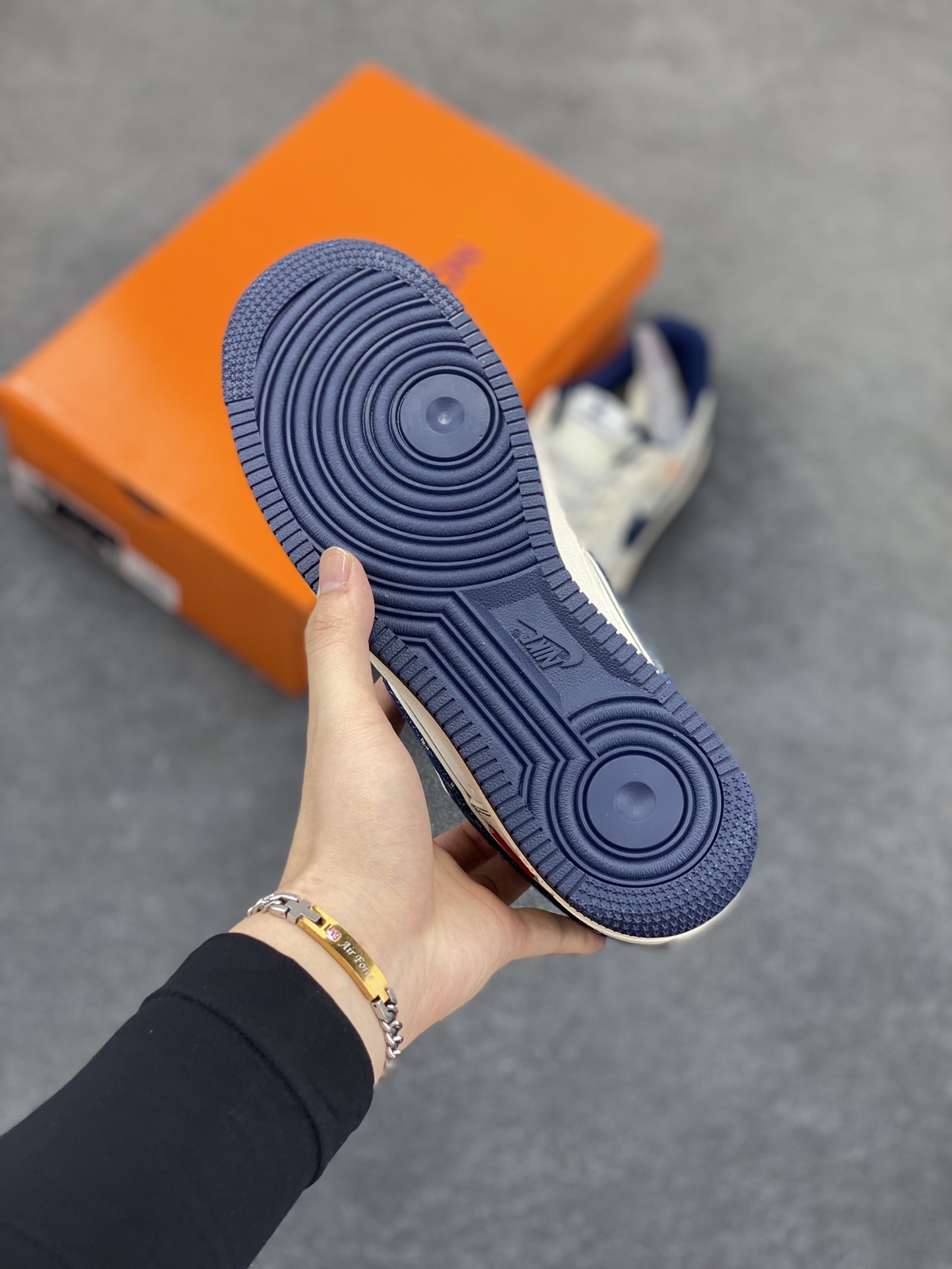 图片[5]-NIke Air Force 1 \’07 Low “LV联名——黑线蓝牛仔”空军一号 低帮 运动鞋 休闲鞋 折边针车 工艺难度大 原楦头原纸板 原装鞋盒 定制五金配件 内置全掌气垫 原厂鞋底 货号：YX5066-345 尺码：36 36.5 37.5 38 38.5 39 40 40.5 41 42 42.5 43 44 44.5 45-选品中心